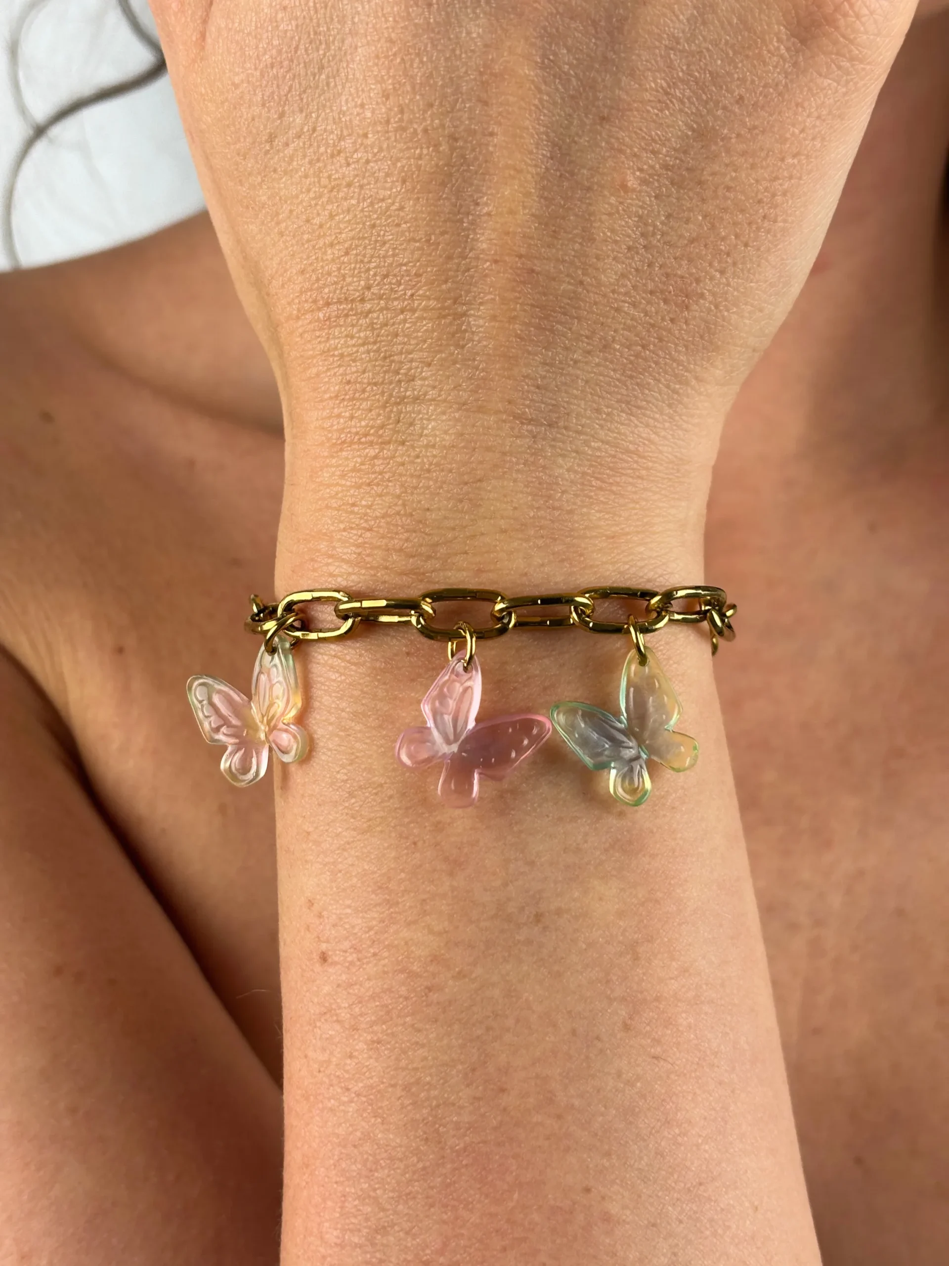 Bracelet doré orné de papillon aux couleurs dégradées