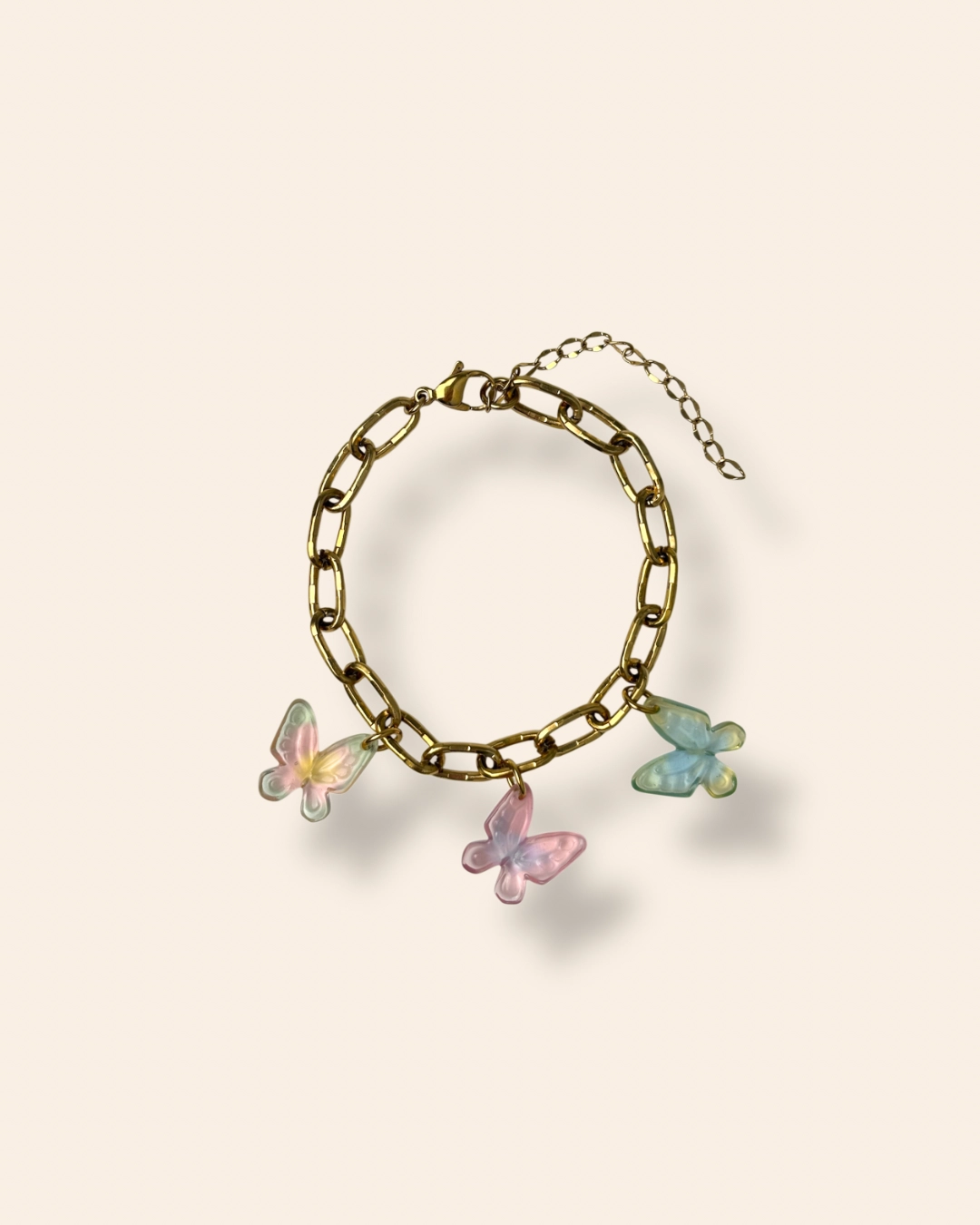 Bracelet doré et trois charms papillons couleurs dégradées