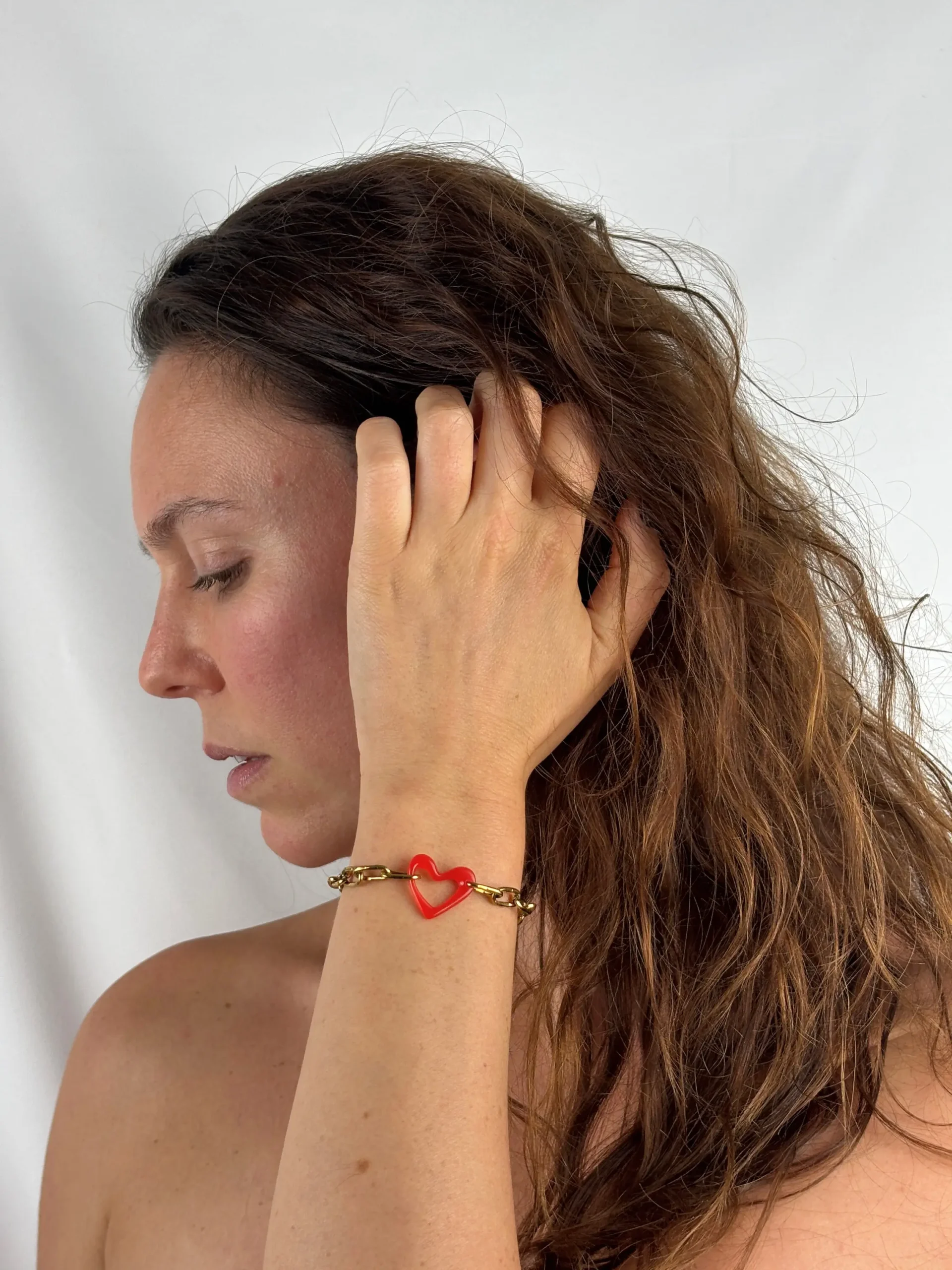 Bracelet doré cœur rouge porté