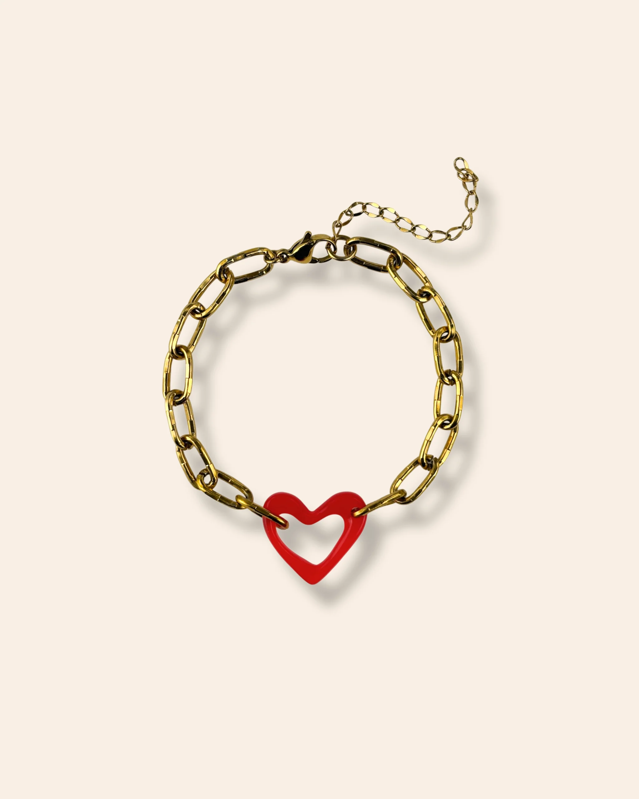 Bracelet doré gros maillons. Coeur rouge, organique et ajouré attaché en maillon au milieu du bracelet