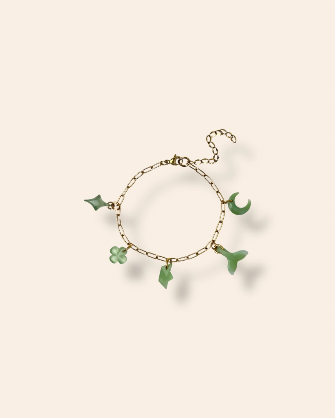 Bracelet maillon moyen cinq charms verts (queue de baleine, bateau, trèfle, lune, étoile)