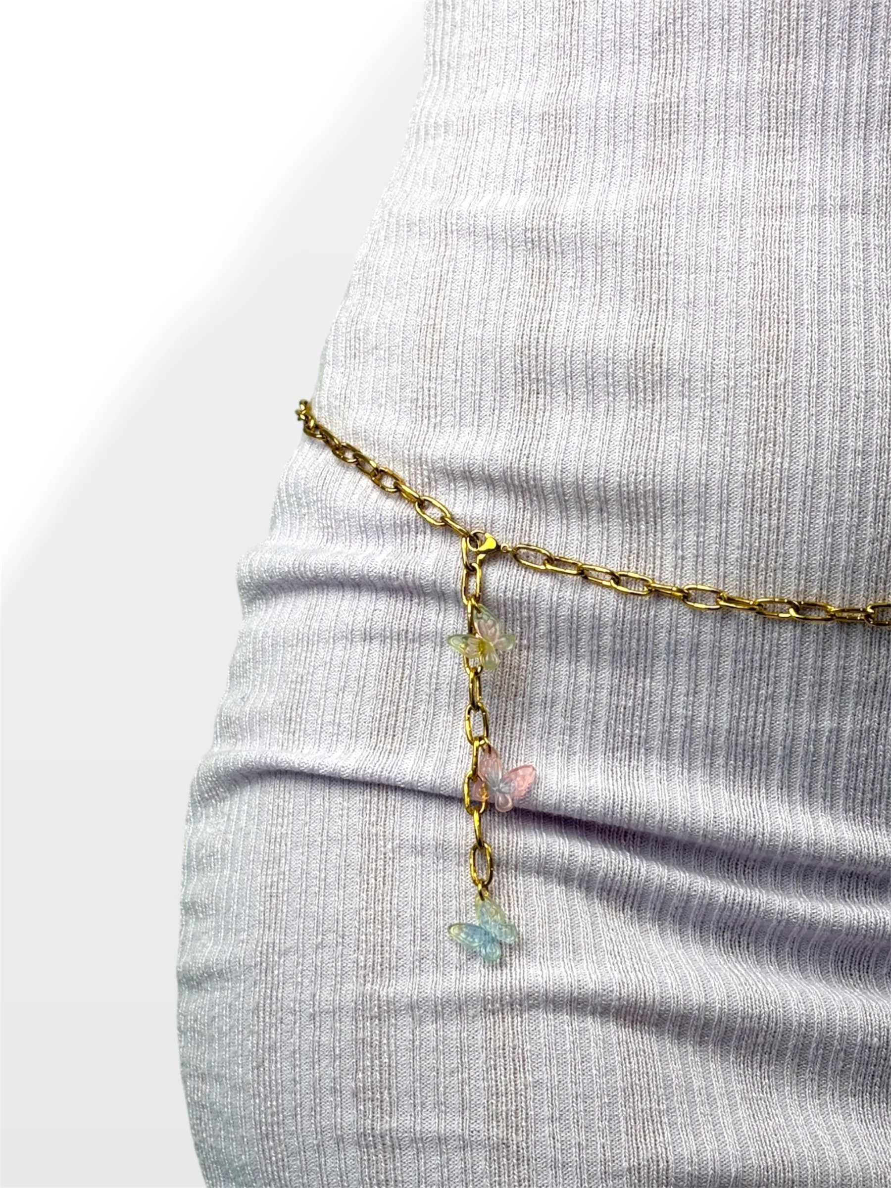 Chaîne de corps doré ornée de trois papillons aux couleurs dégradées