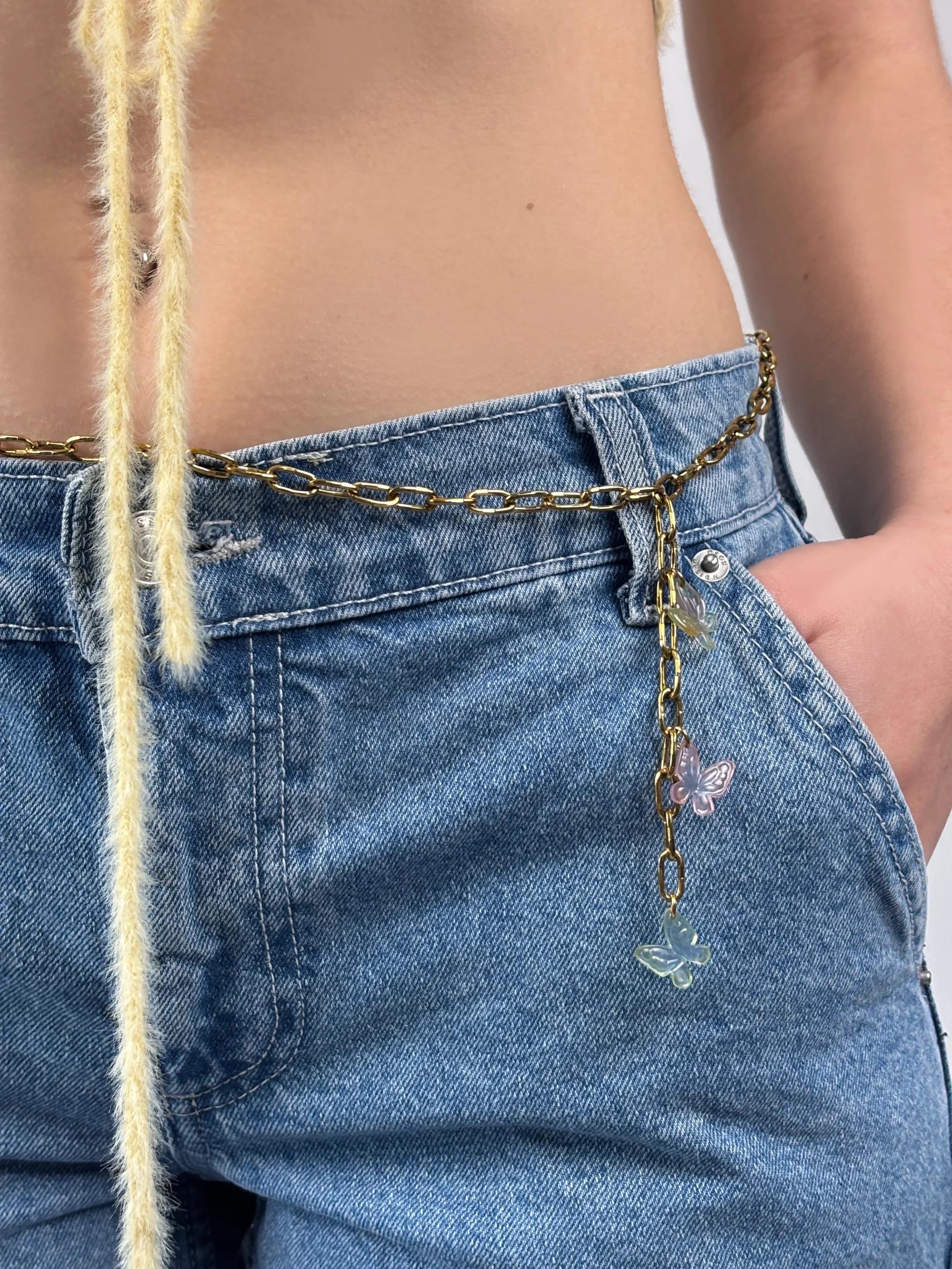 Chaine de corps avec trois papillons colorés et dégradés