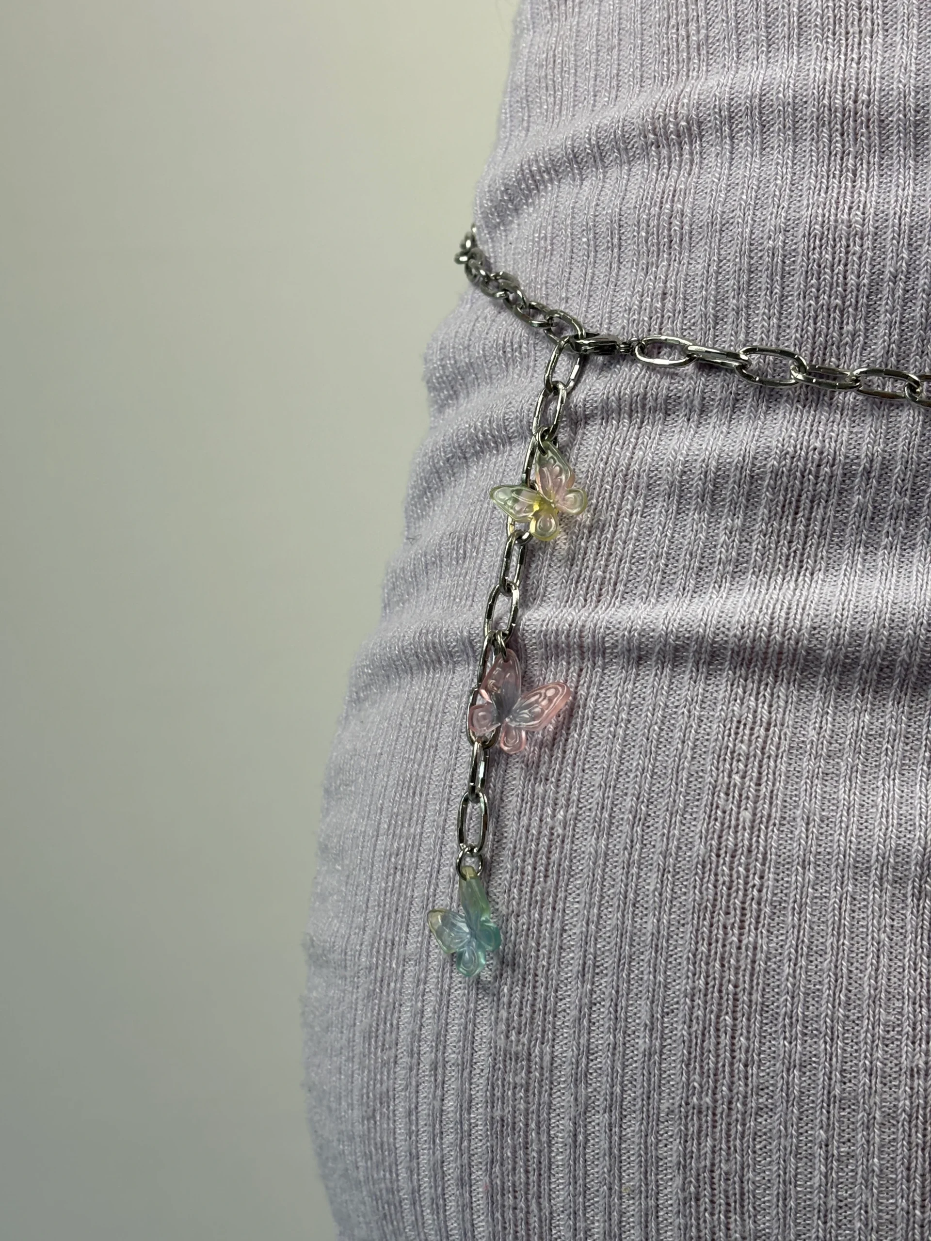 Chaine de corps avec trois papillons colorés en pendentifs