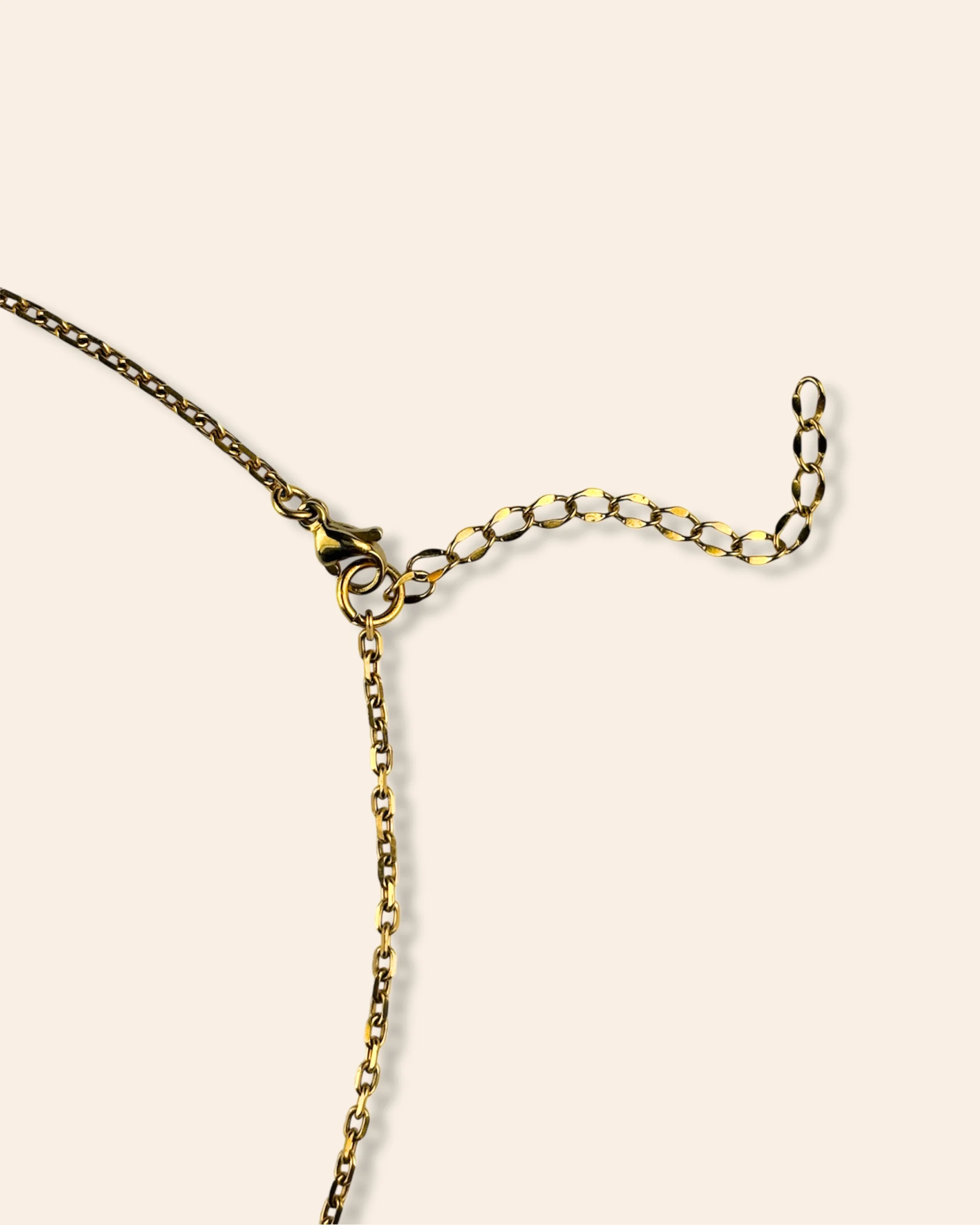Chaine fine doré de dos avec fermoir et chaîne d’extension