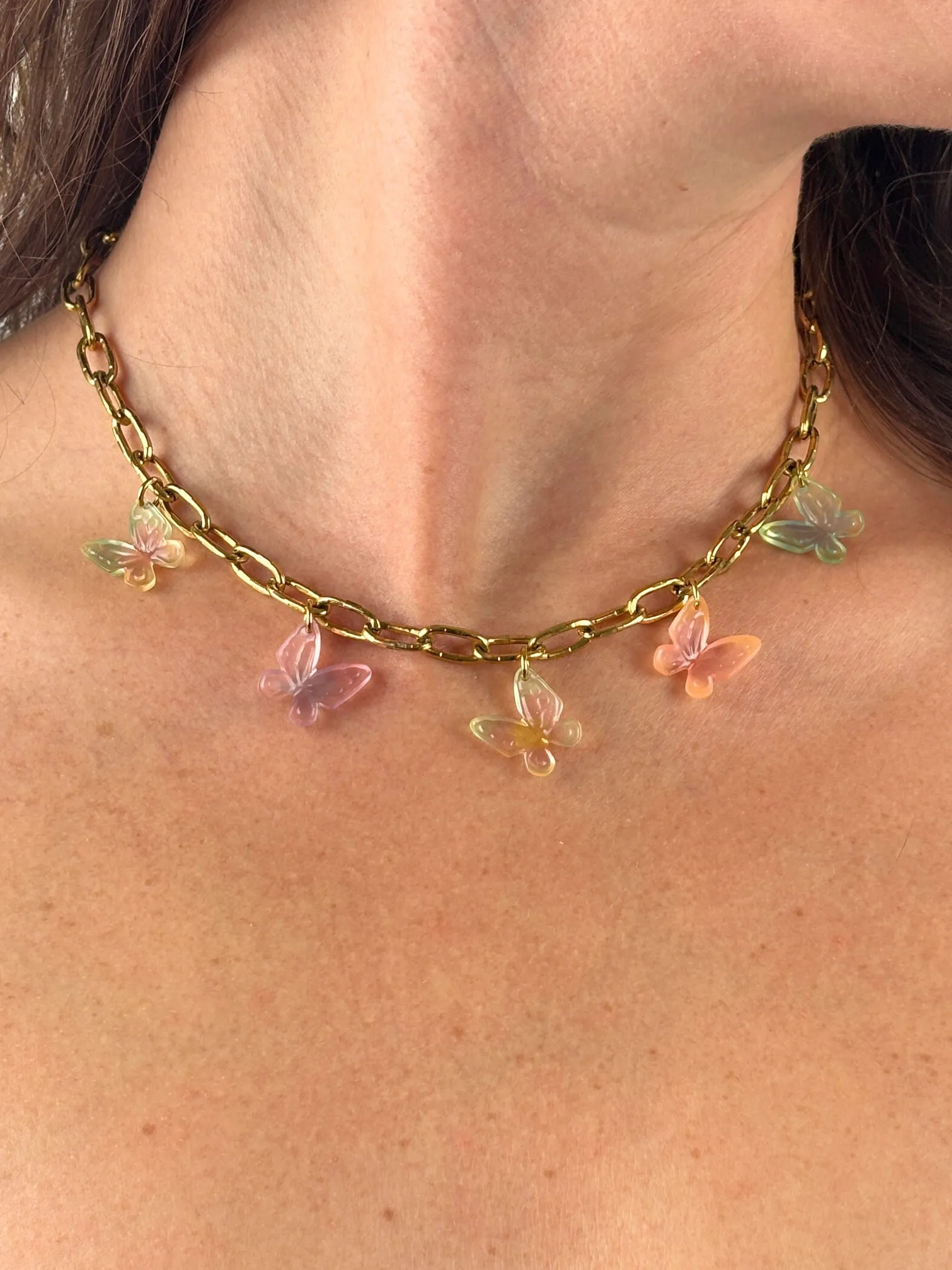 Collier cinq papillon porté