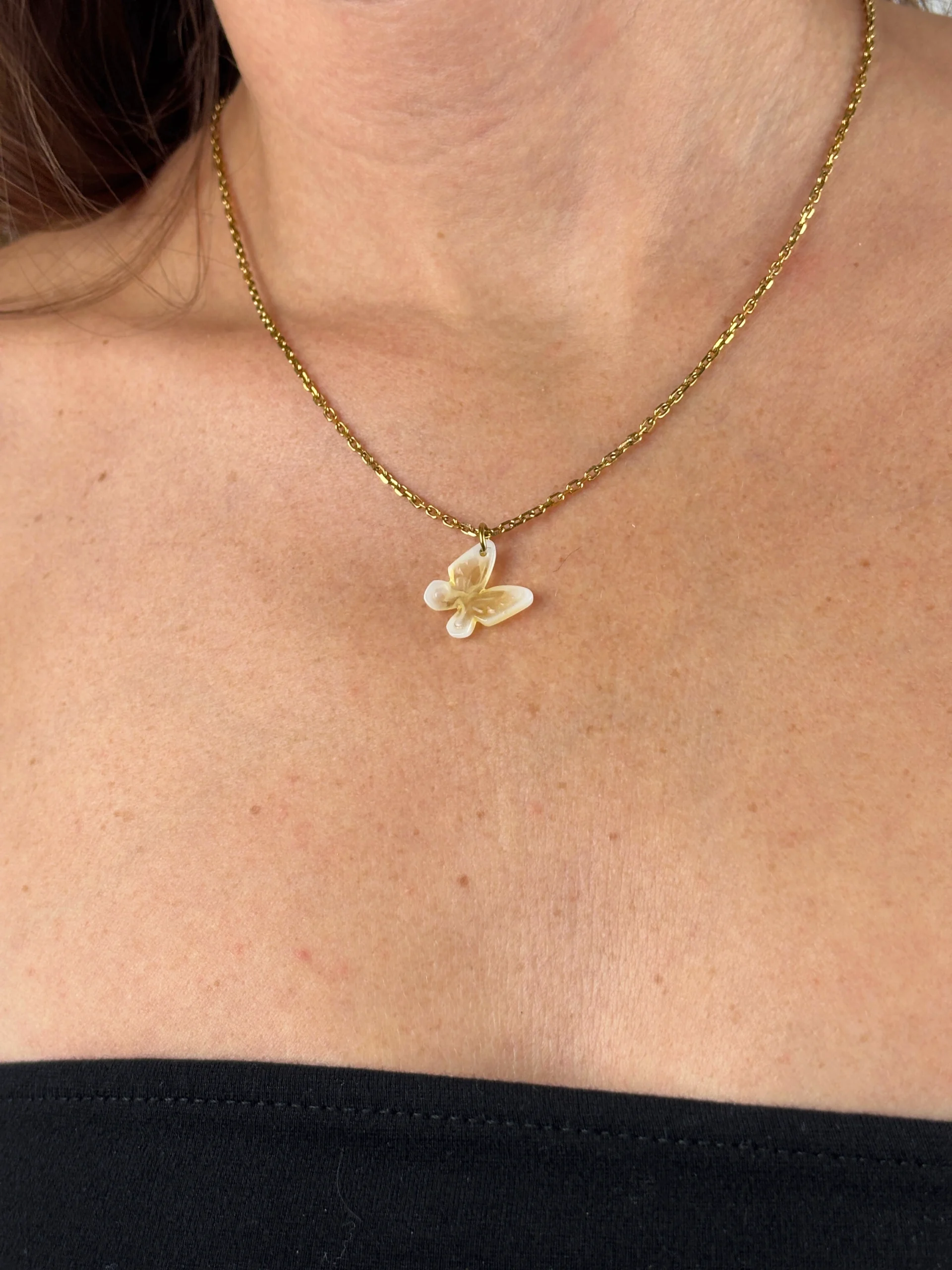 Collier fin un pendentif papillon dégradé jaune et blanc
