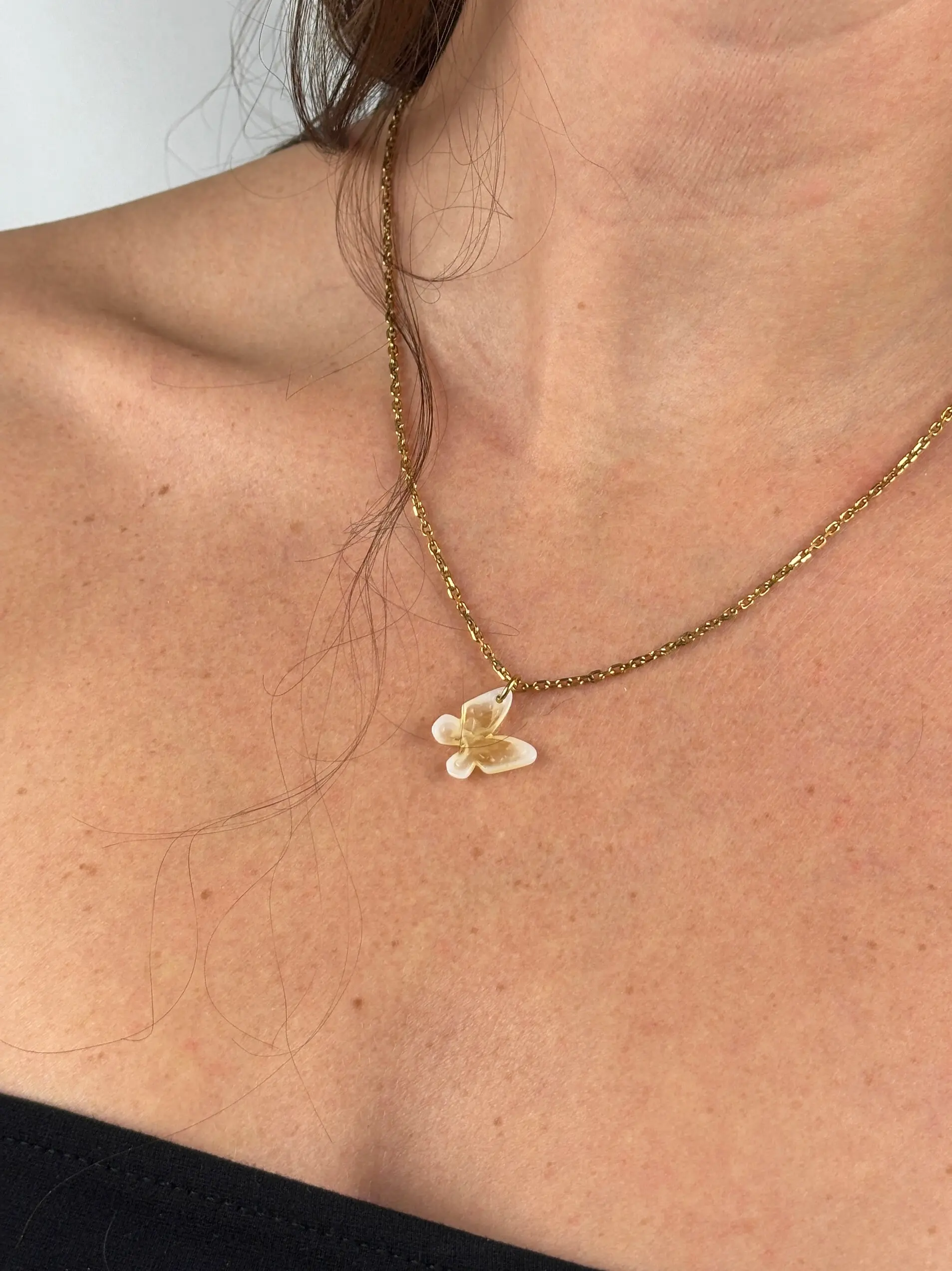Collier maille fine pendentif papillon jaune et blanc