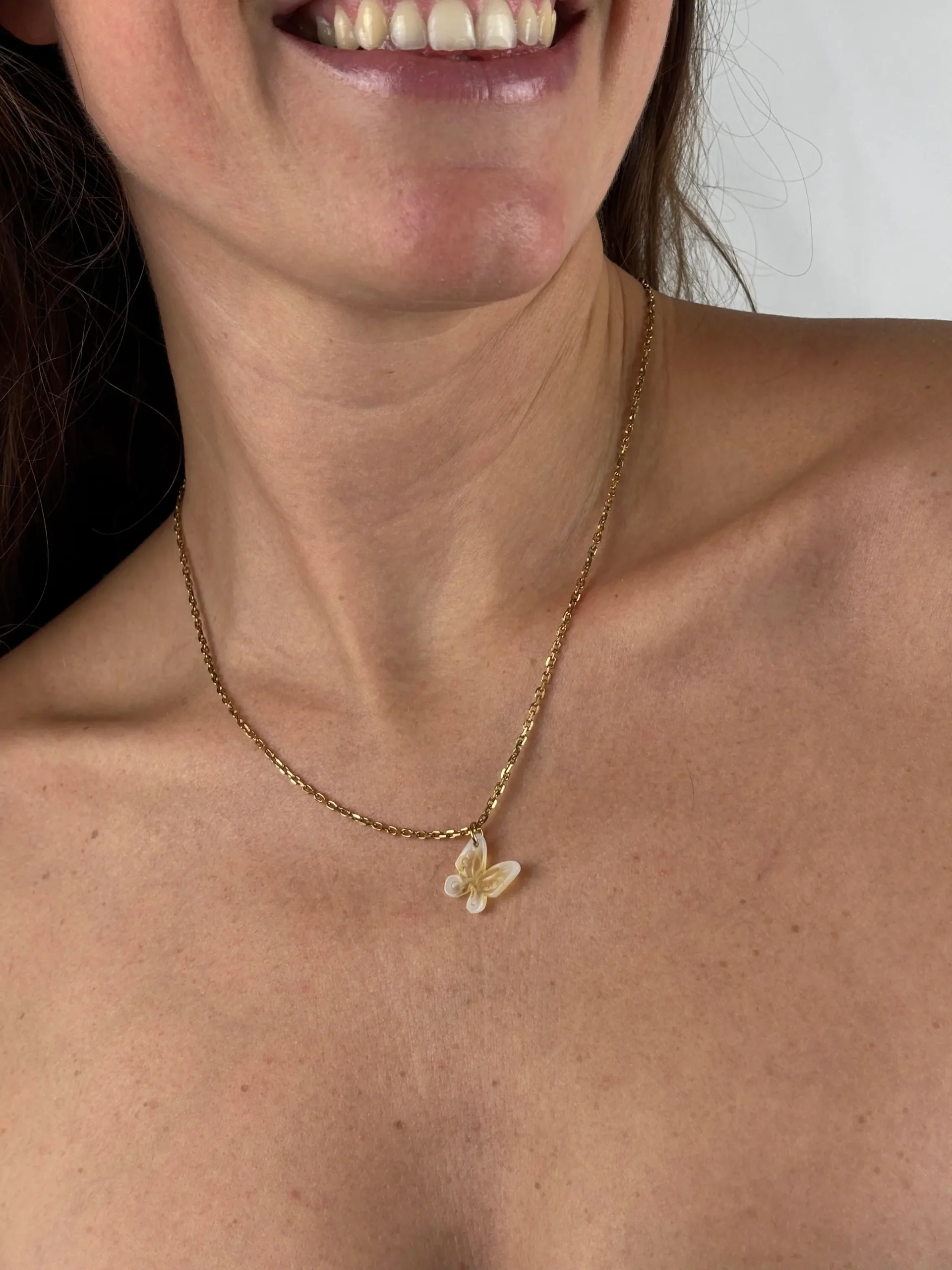 Collier doré fin et pendentif papillon bicolore jaune et blanc