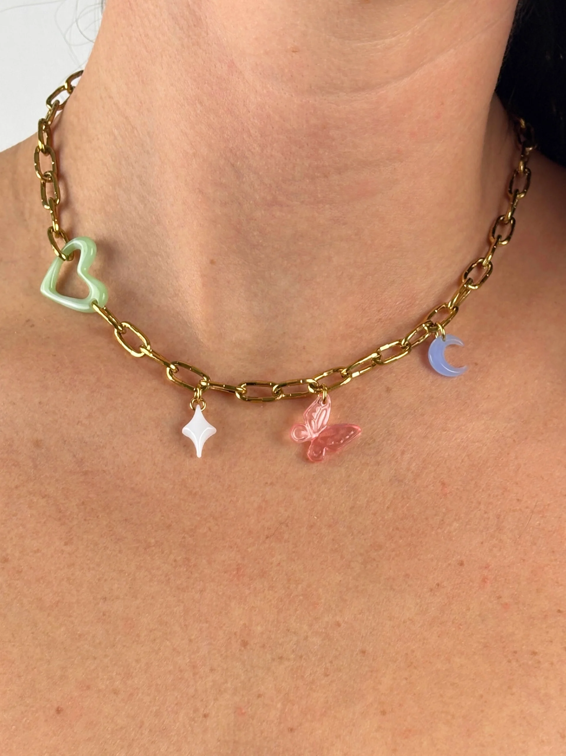 Collier doré porté