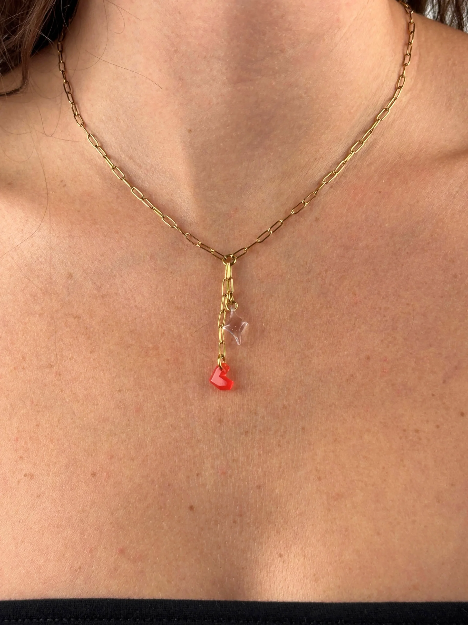 Collier en cascade un charm cœur rouge et un charm étoile transparent