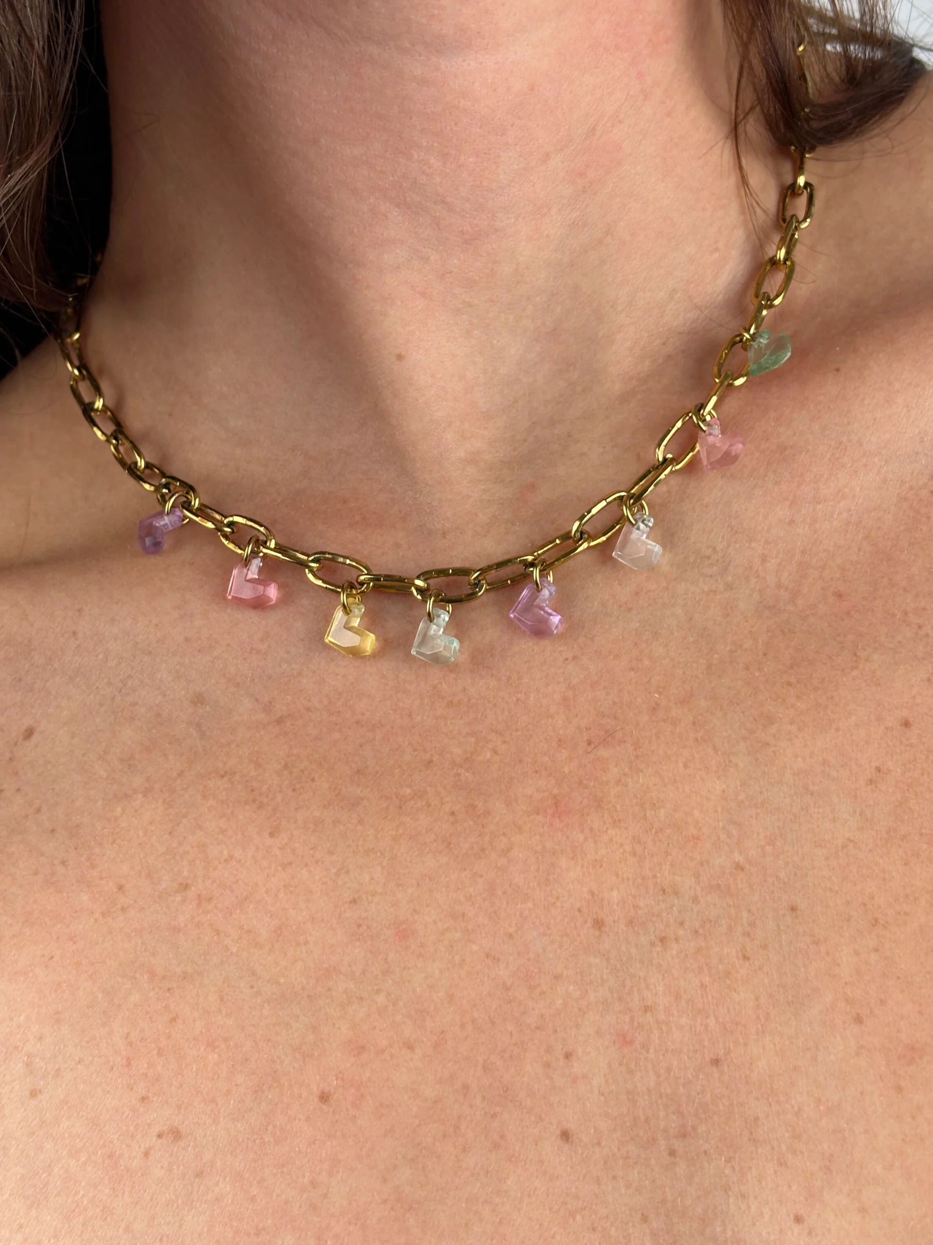 Collier doré orné de huit Charms cœur facetés colorés