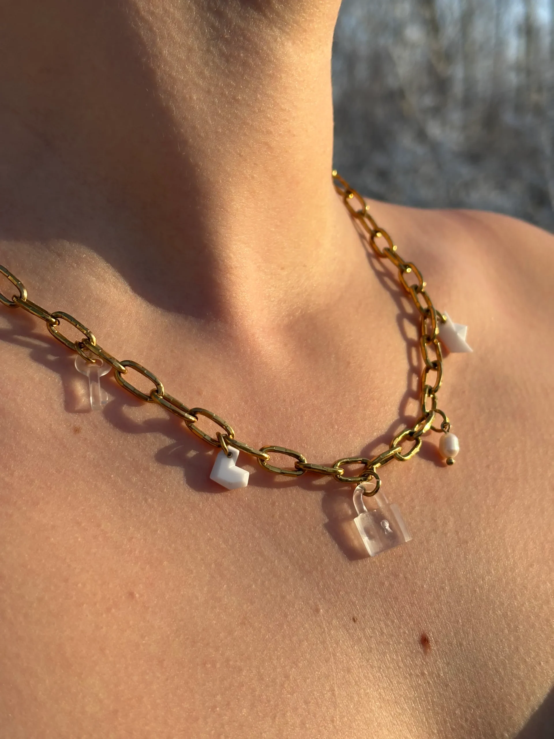 Collier doré Charms bateau blanc, cœur blanc, cadenas transparent, perle d’eau douce blanche, clé transparente