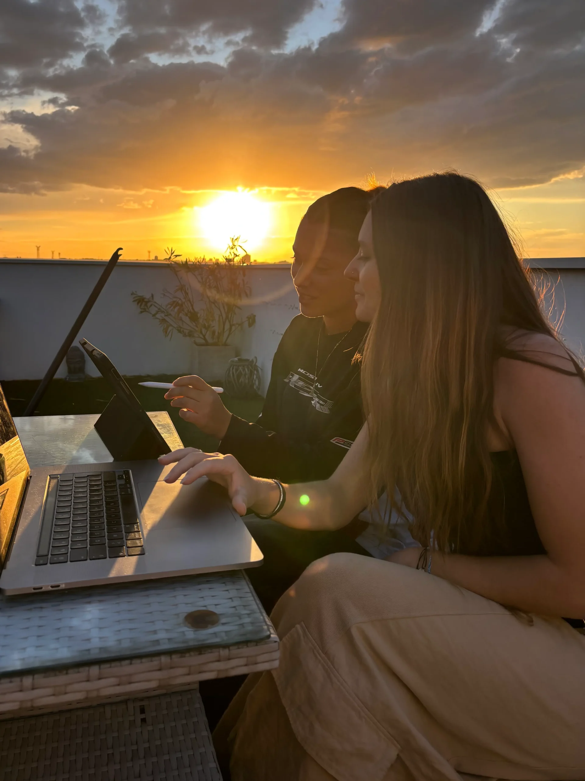 Les deux créatrices travaillent sur un ordinateur