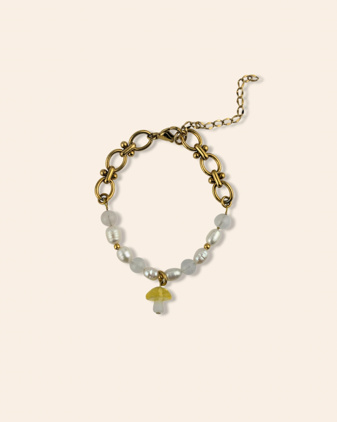 Bracelet tendance associant perles d'eau douces, pierres de lune et acier inoxydable. Bracelet orné d'un pendentif champignon jaune.
