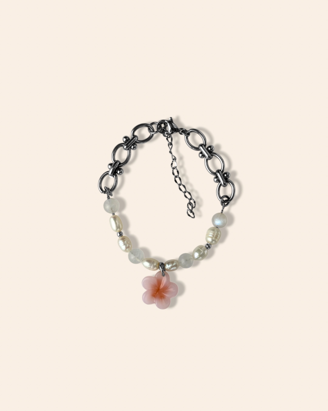 Bracelet argenté printemps associant perles d'eau douces, pierres de lune et acier inoxydable. Bracelet orné d'un pendentif fleur de cerisier.