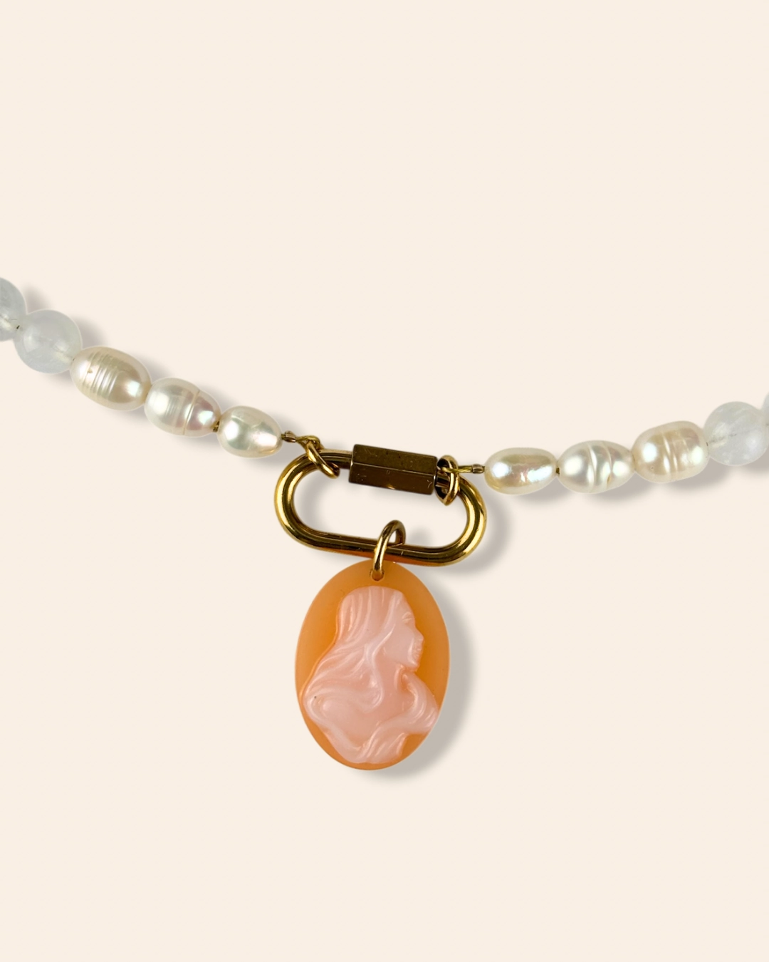 Collier en perle d'eau douce et pierre de lune. Mix chaine vintage et perles, mousqueton acier inoxydable orné d'un camée
