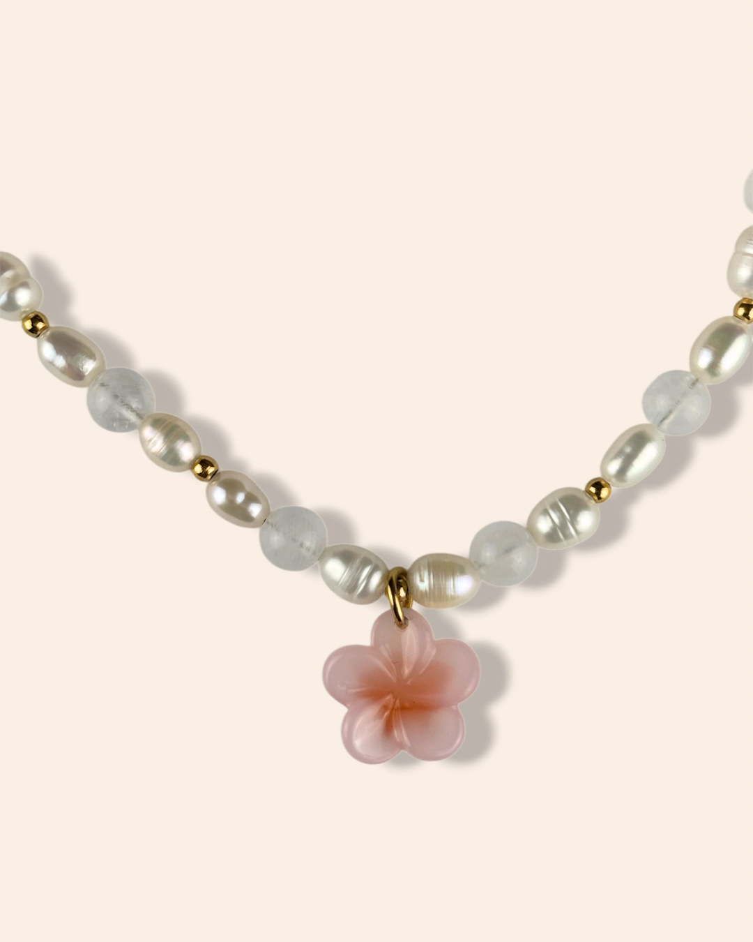 Collier printemps associant perles d'eau douces, pierres de lune et acier inoxydable. Collier orné d'un pendentif fleur de cerisier.