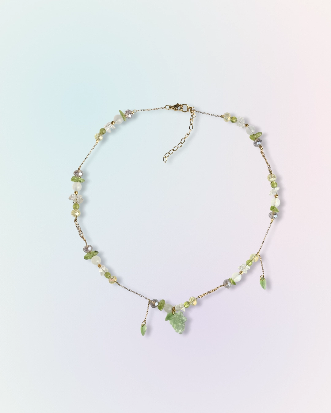 Collier charm de raisin, péridots, pierres de lune et perle en verre