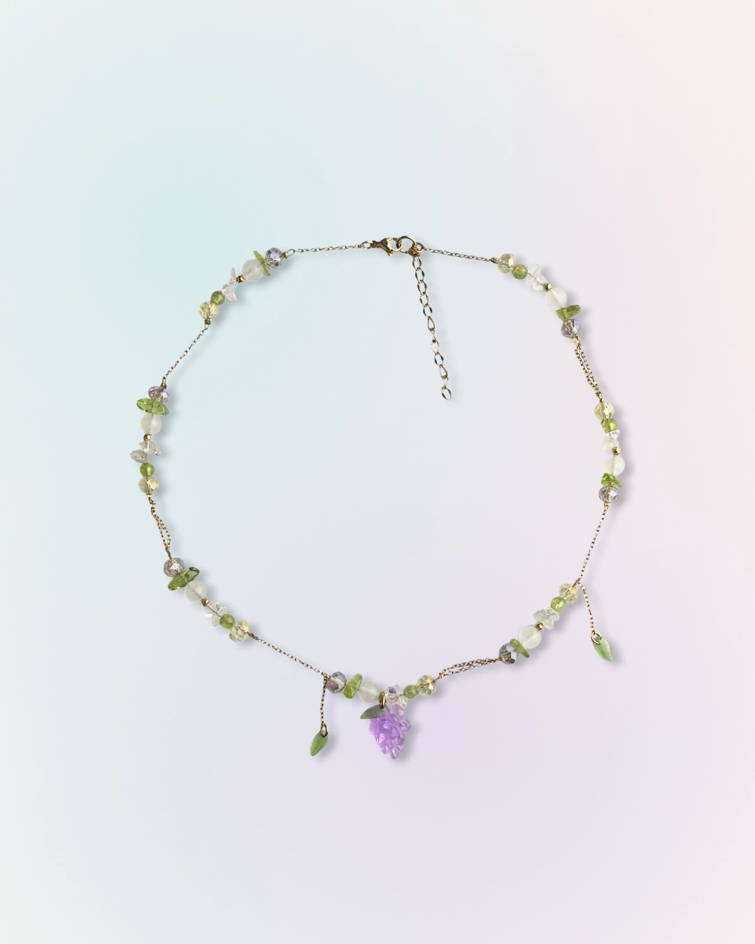 Collier charm grappe de raisin, péridots, pierre de lune et perles en verre