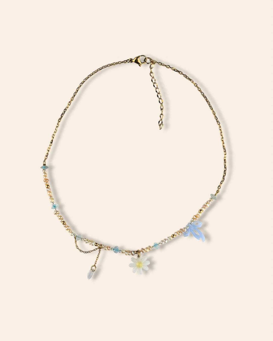 Collier perles asymétrique bleu et rose. Chaine effet dentelle.
