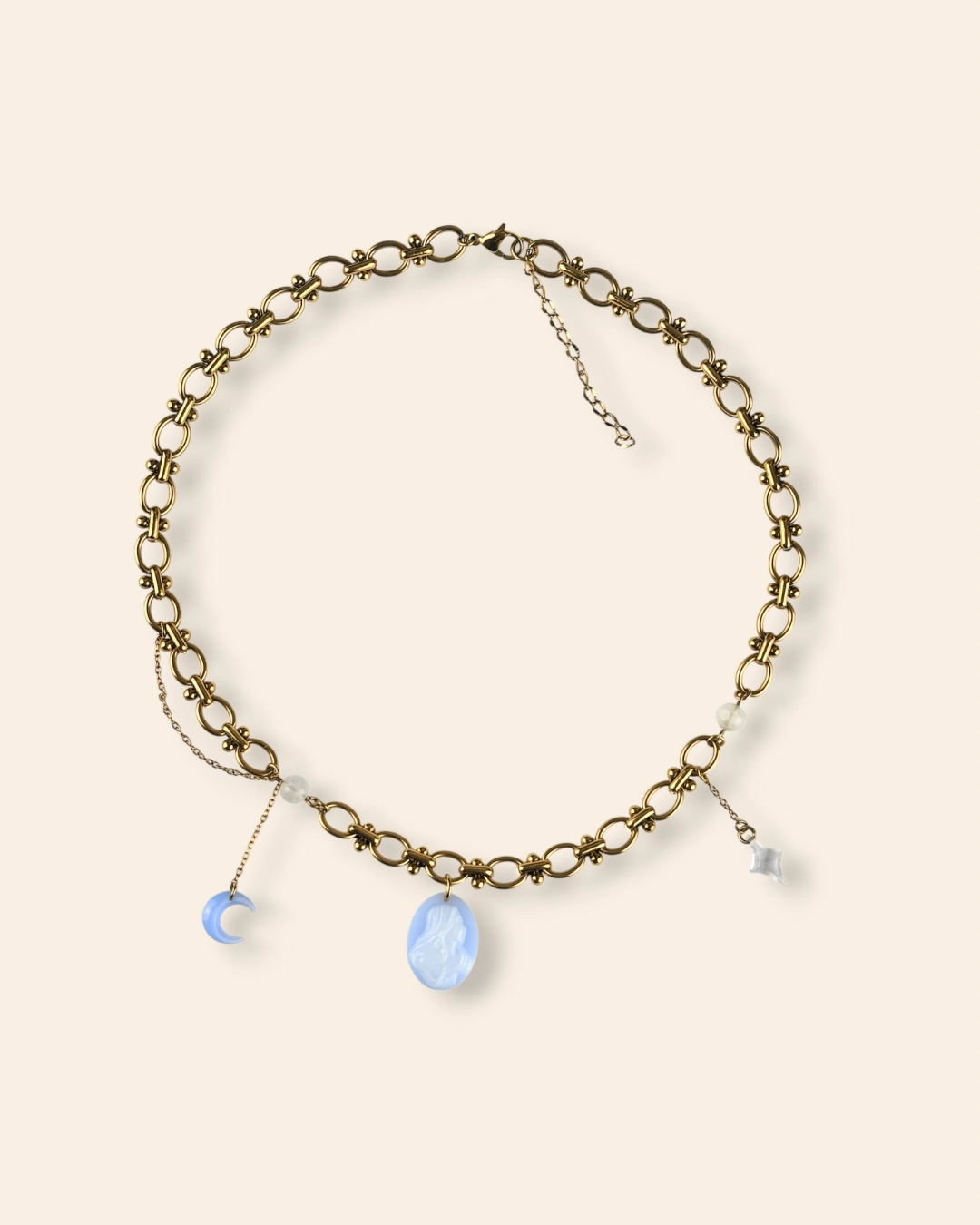 Collier asymétrique orné de pierres de lune, chaine façon dentelle et charms lune, camée et étoile.