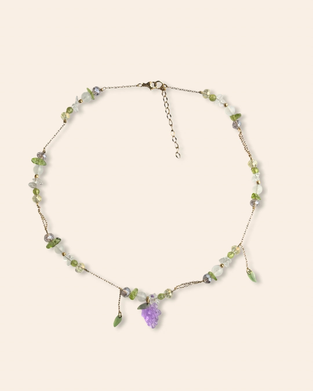 Collier asymétrique mix perles, pierres et chaîne. Collier aux couleurs captivantes. Charm raisin violet. Collier tendance