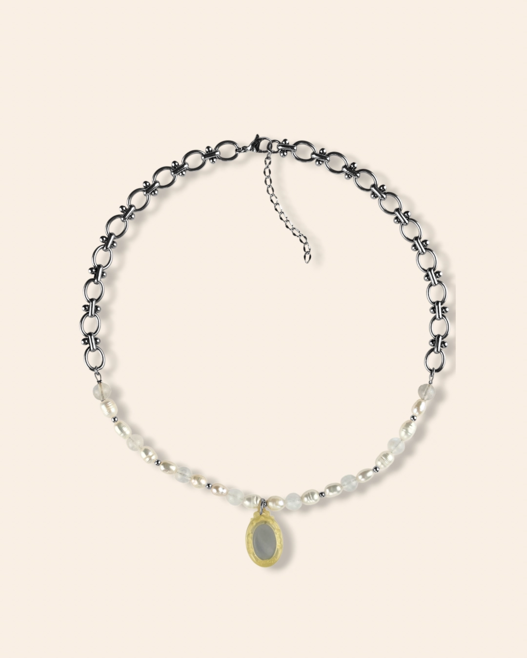 Collier associant perles d'eau douces, pierres de lune et acier inoxydable. Collier orné d'un pendentif charm miroir jaune.