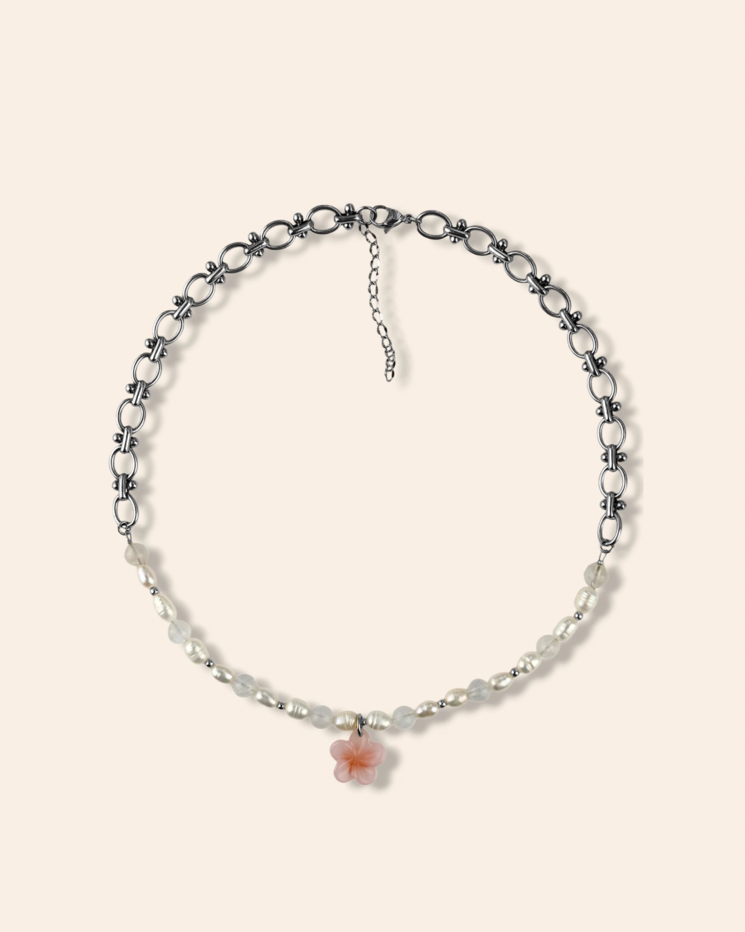 Collier printemps associant perles d'eau douces, pierres de lune et acier inoxydable. Collier orné d'un pendentif fleur de cerisier.
