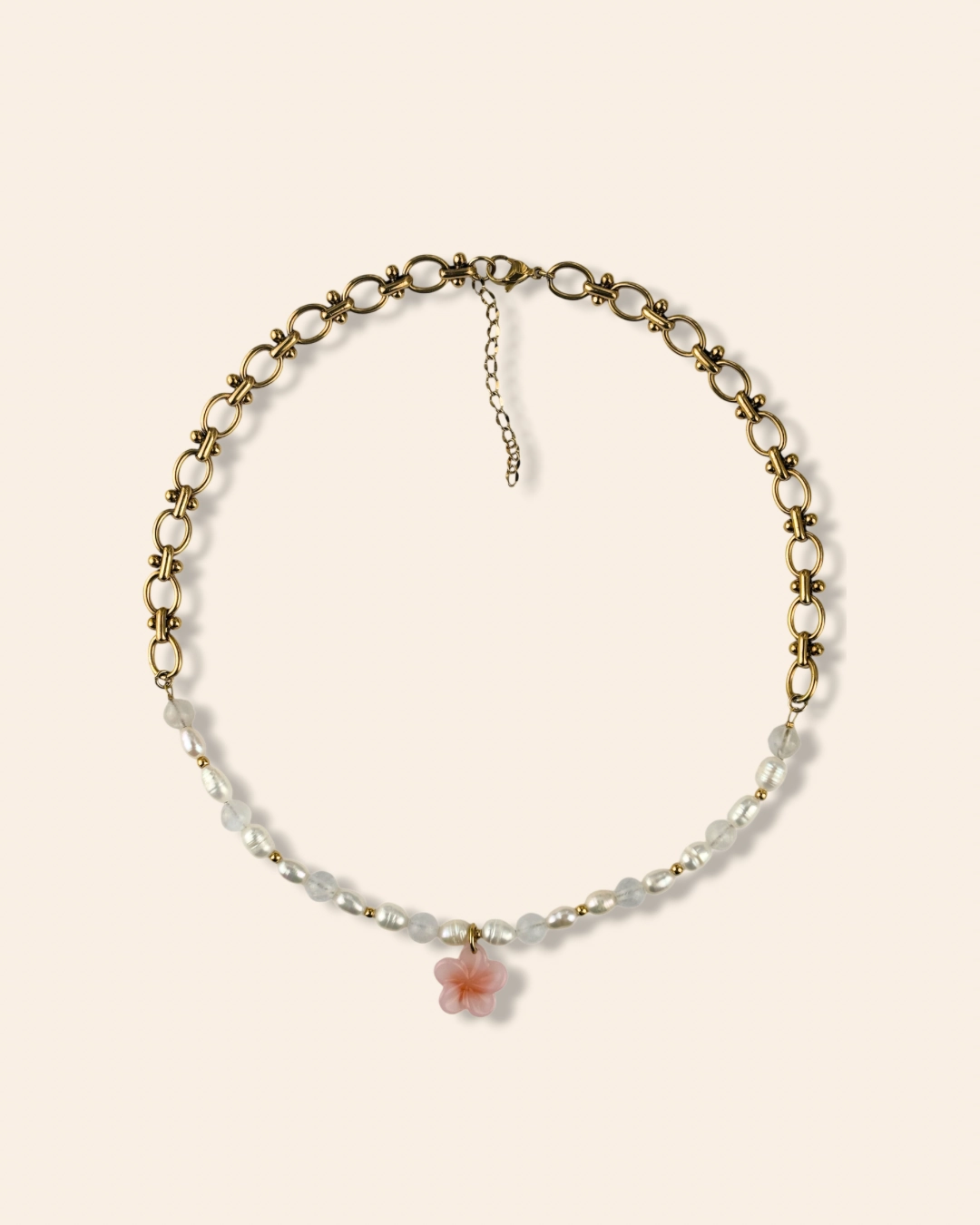 Collier printemps associant perles d'eau douces, pierres de lune et acier inoxydable. Collier orné d'un pendentif fleur de cerisier.