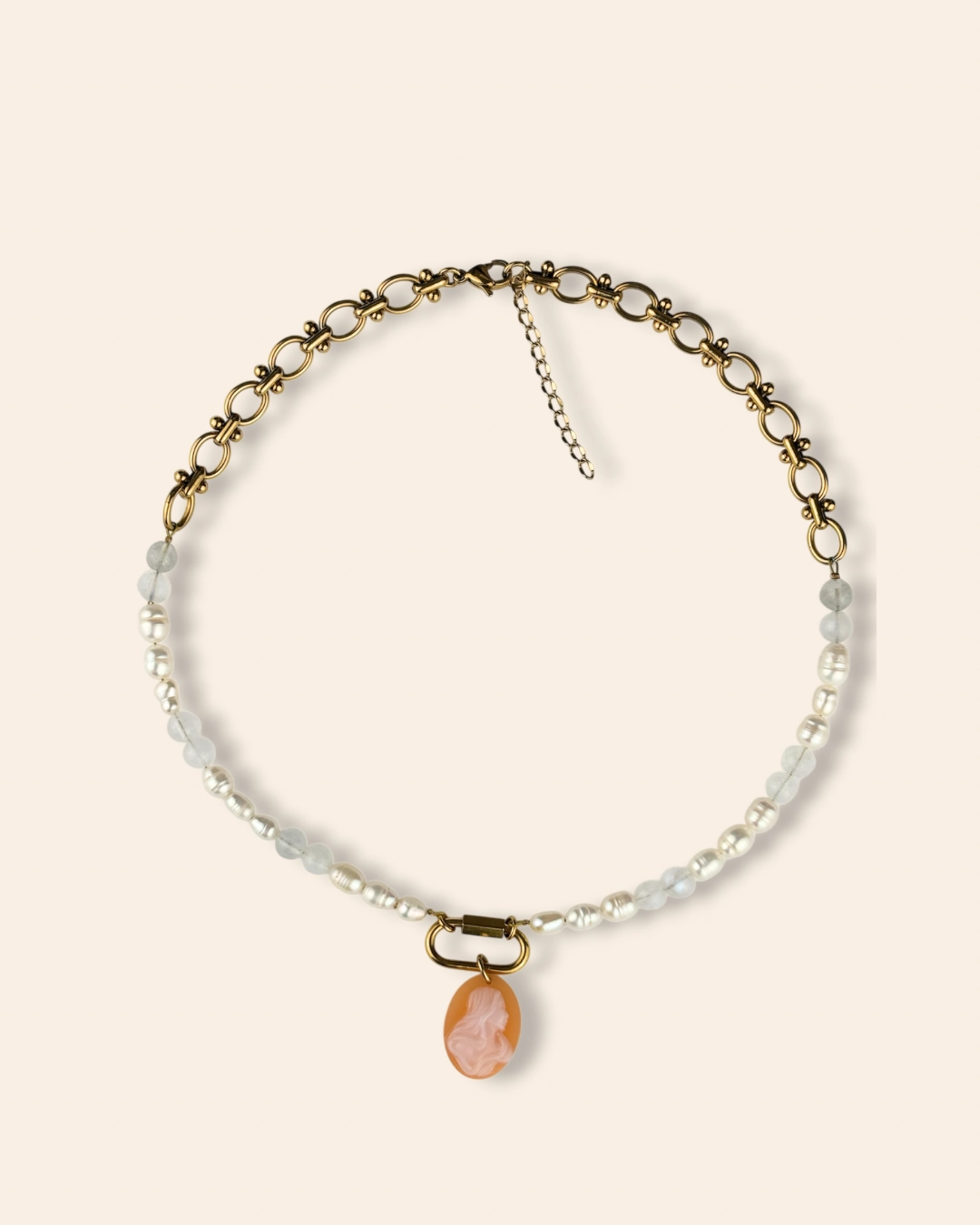 Collier en perle d'eau douce et pierre de lune. Mix chaine vintage et perles, mousqueton acier inoxydable orné d'un camée.