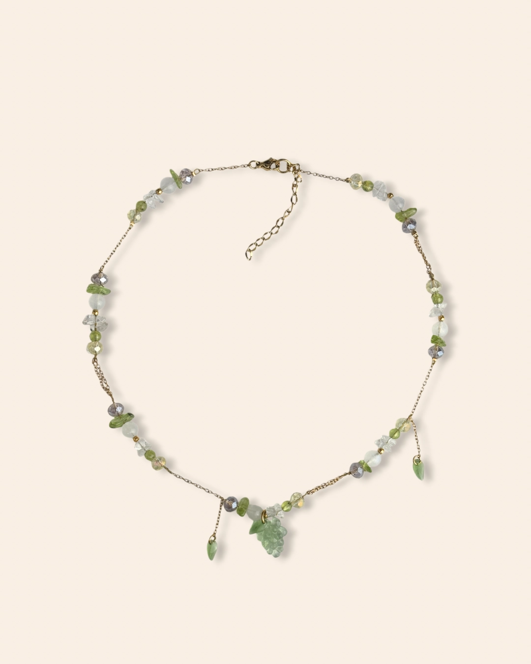 Collier asymétrique mix perles, pierres et chaîne. Charm raisin vert. Collier tendance.
