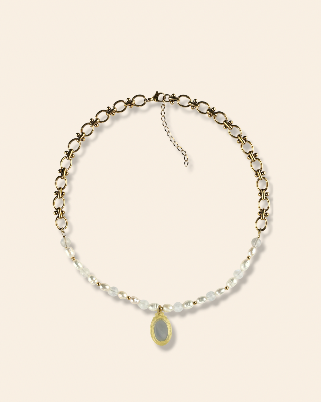 Collier associant perles d'eau douces, pierres de lune et acier inoxydable. Collier orné d'un pendentif charm miroir jaune.