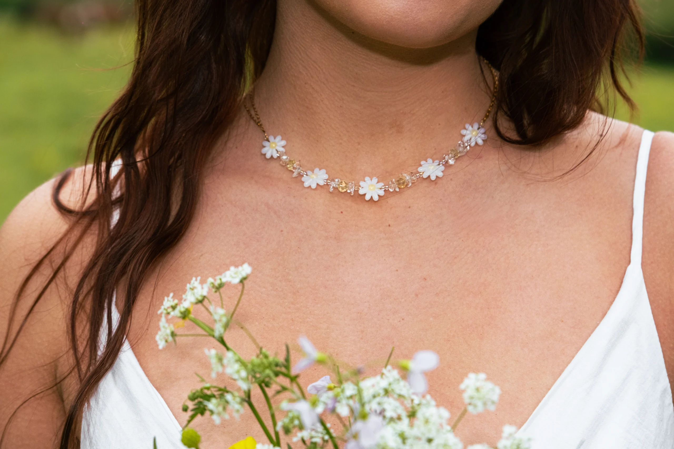 Collier marguerites et perles.