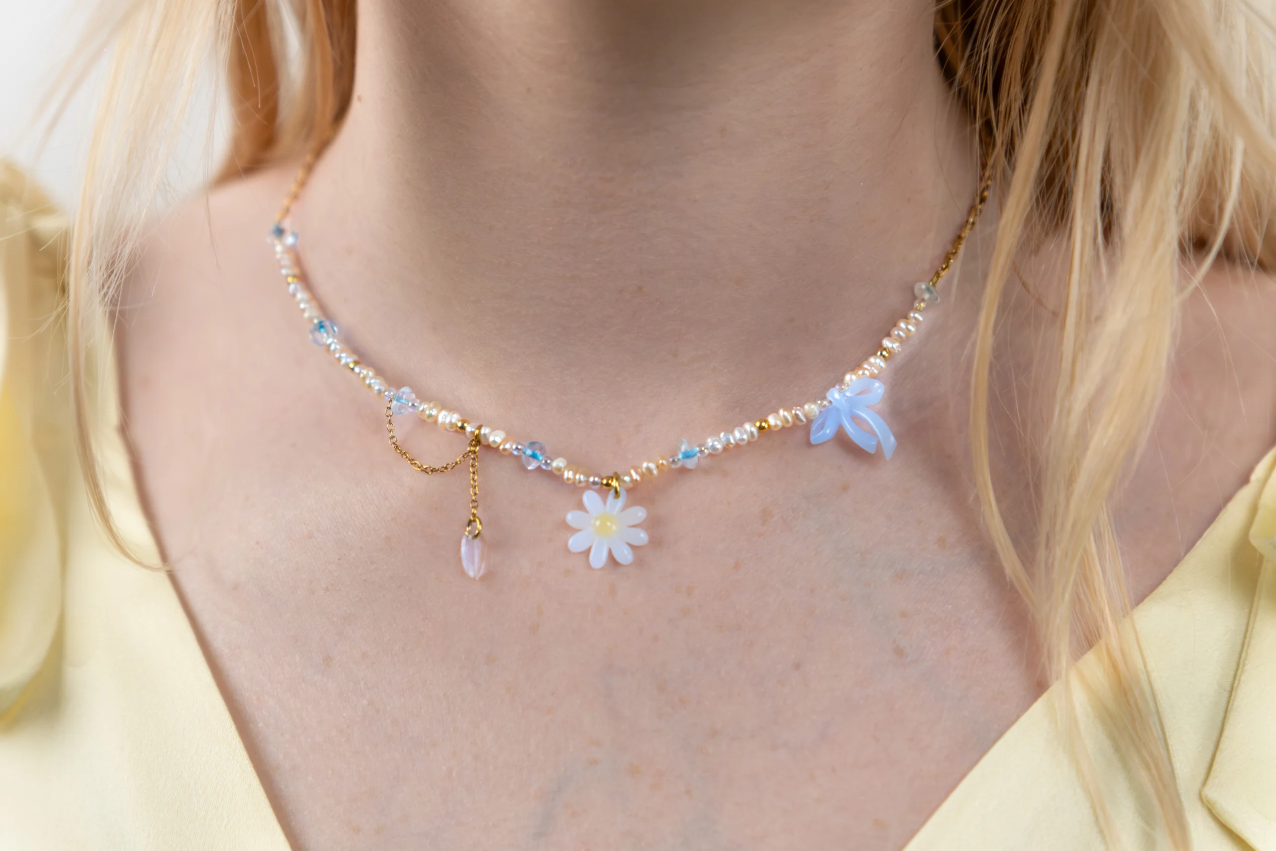 Collier tendance asymétrique, rosé, bleu, charms noeud, marguerite faits main