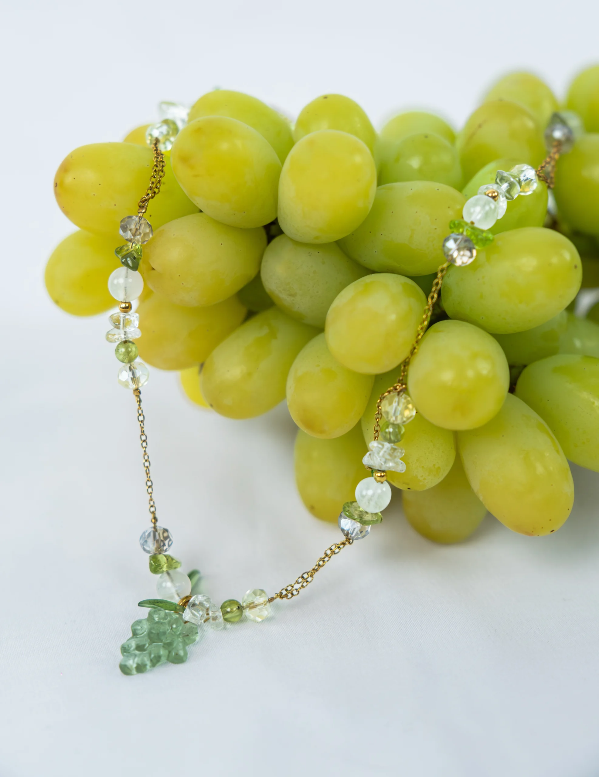 Collier asymétrique mix perles, pierres et chaîne. Charm raisin vert. Collier tendance.