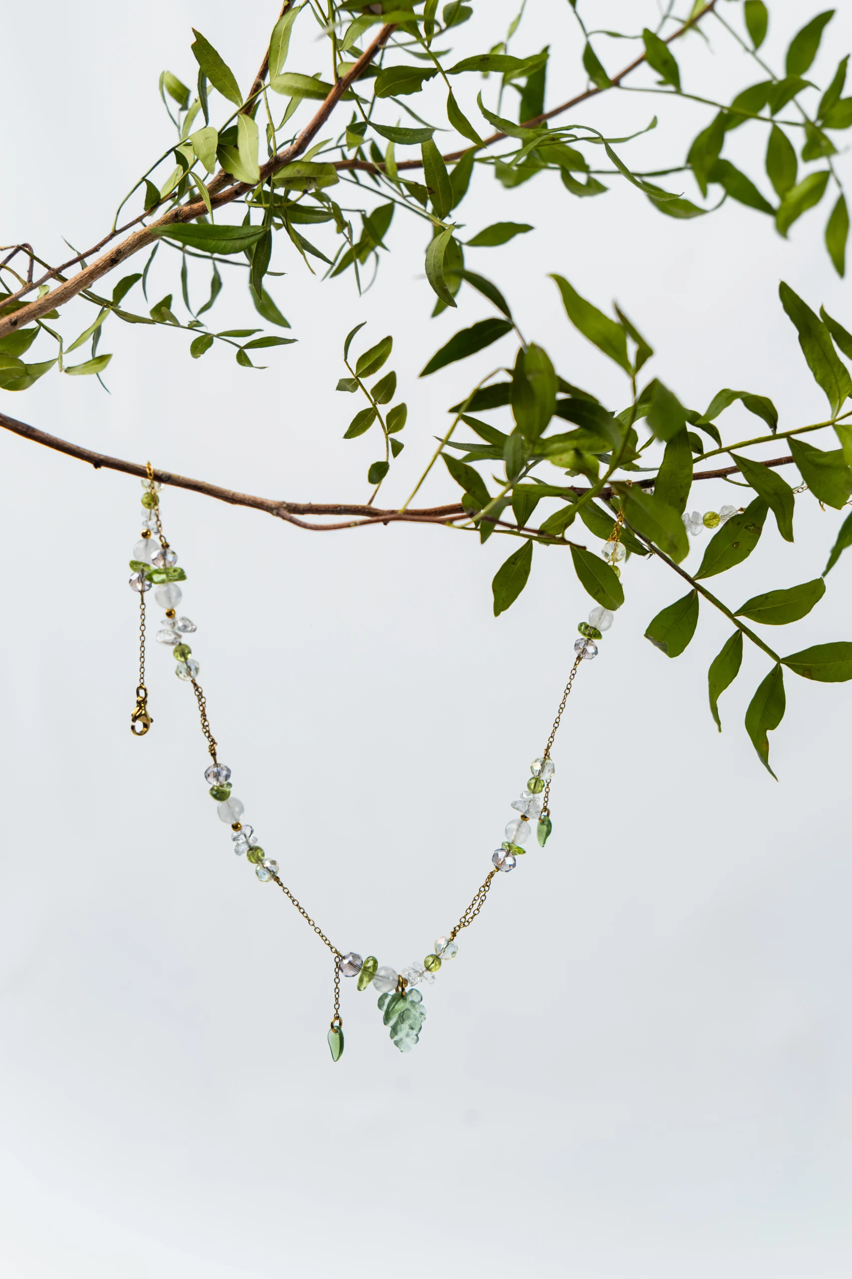 Collier asymétrique mix perles, pierres et chaîne. Charm raisin vert. Collier tendance.