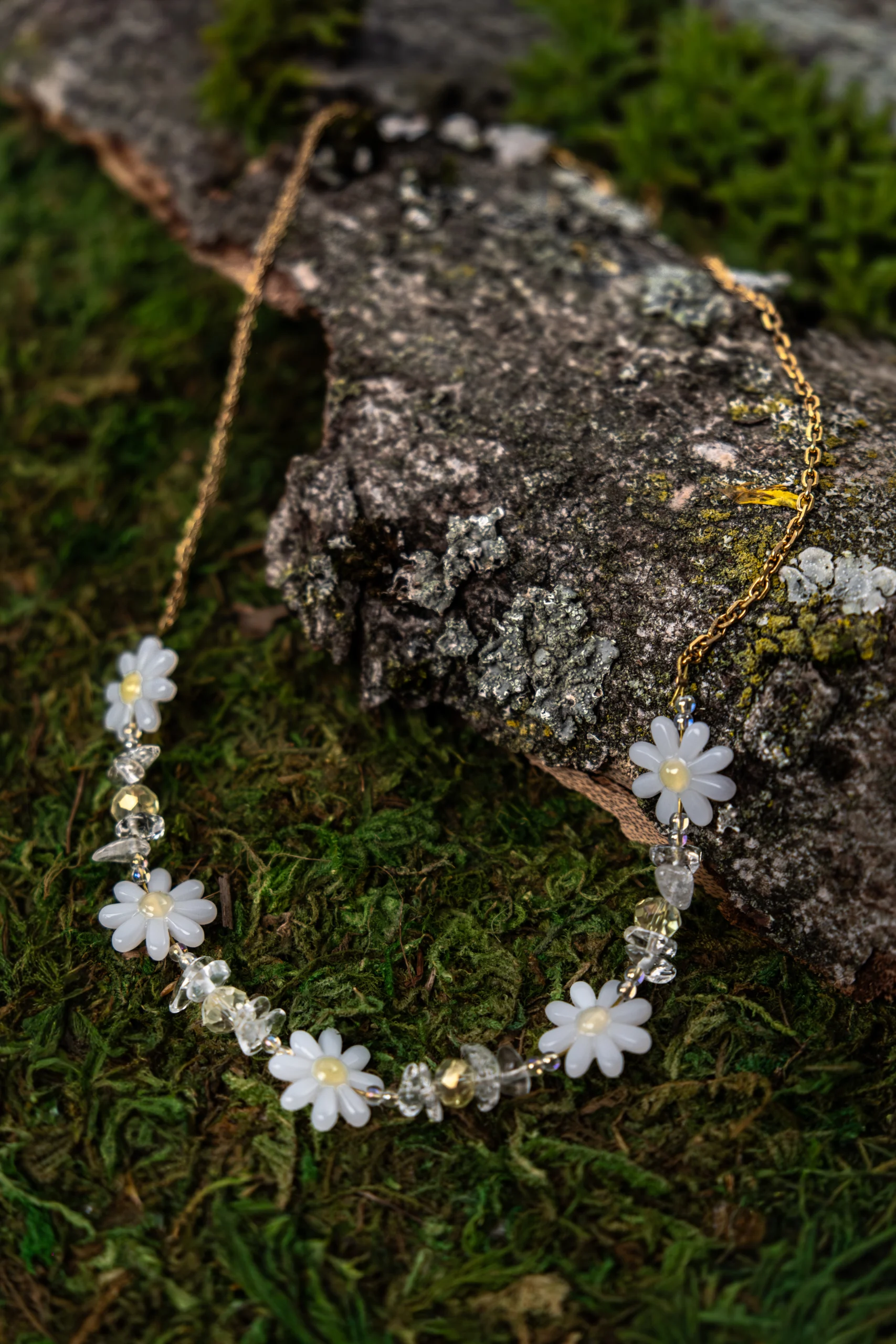 Collier Marguerite et perle tendance dans les tons jaune, transparent et blanc.