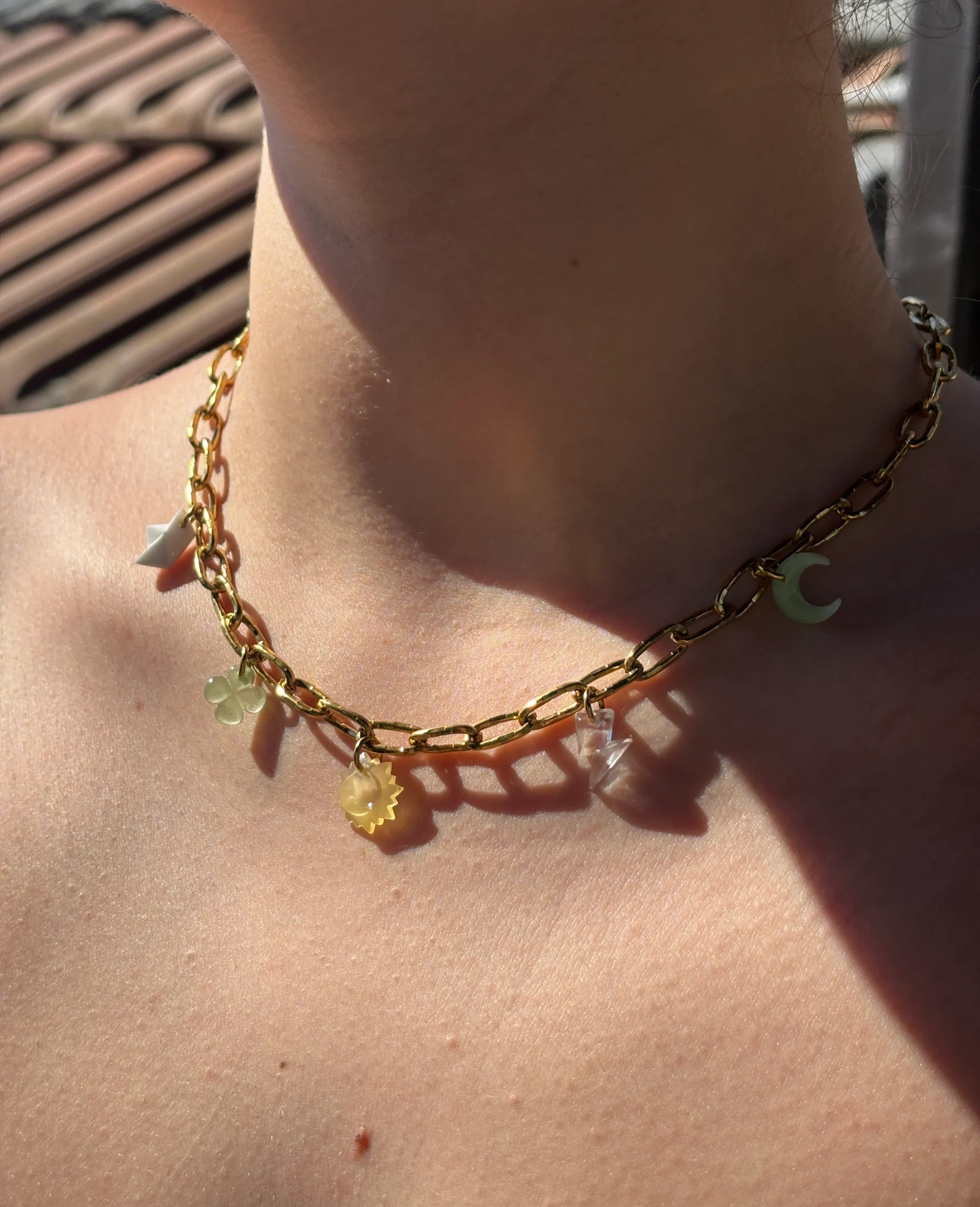 Collier doré en acier inoxydable et charms personnalisé.
