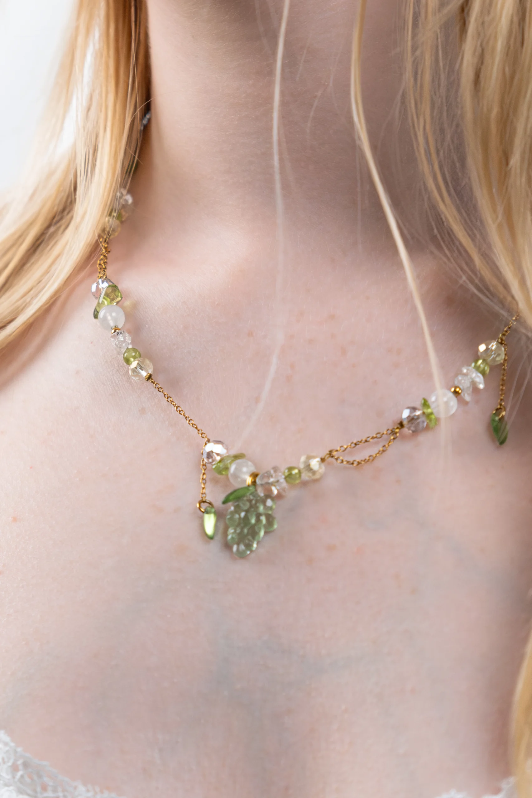 Collier asymétrique mix perles, pierres et chaîne. Charm raisin vert. Collier tendance.
