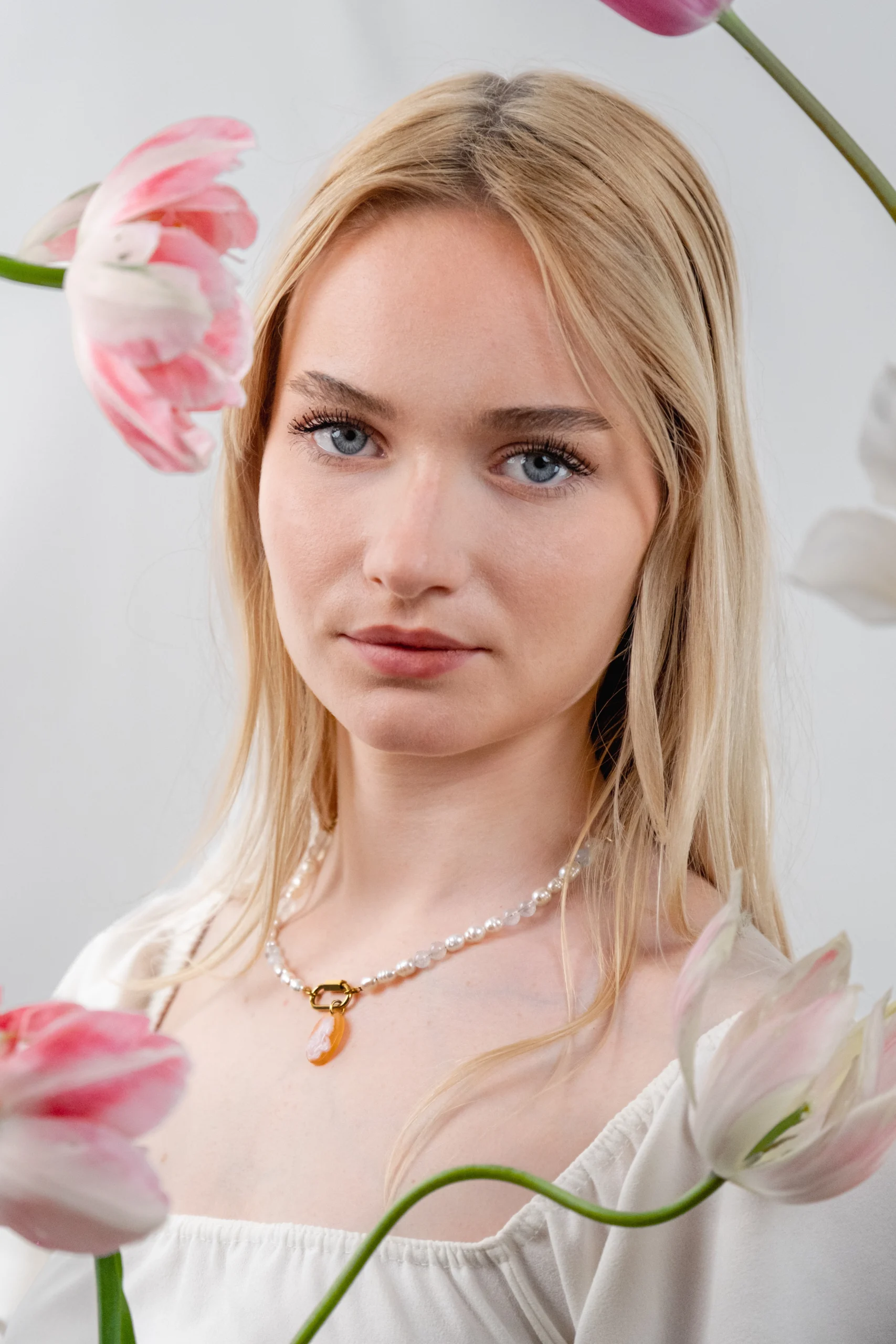 Collier en perle d'eau douce et pierre de lune. Mix chaine vintage et perles, mousqueton acier inoxydable orné d'un camée.