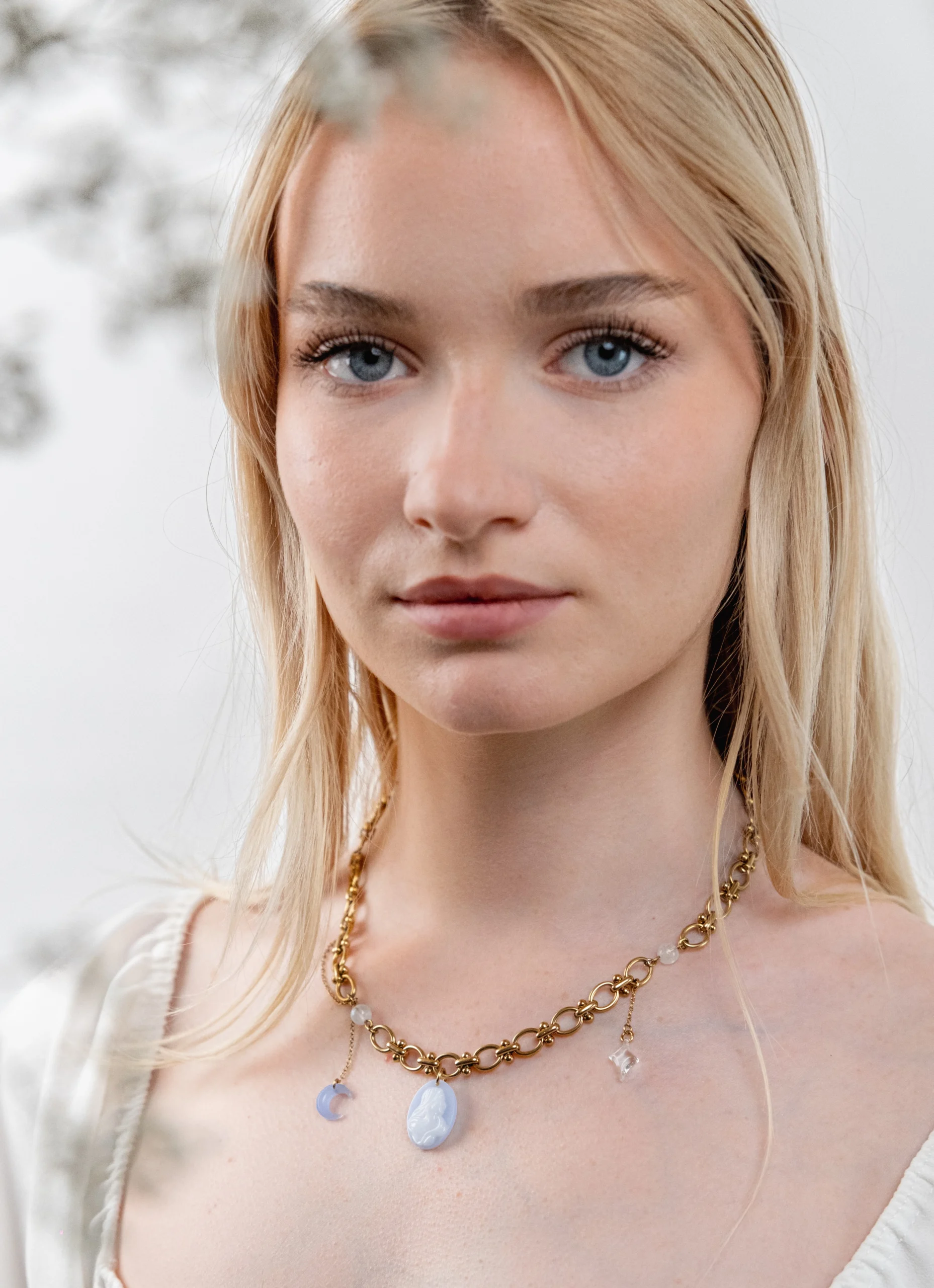 Collier asymétrique camée, lune, étoile tendance chaine en dentelle.