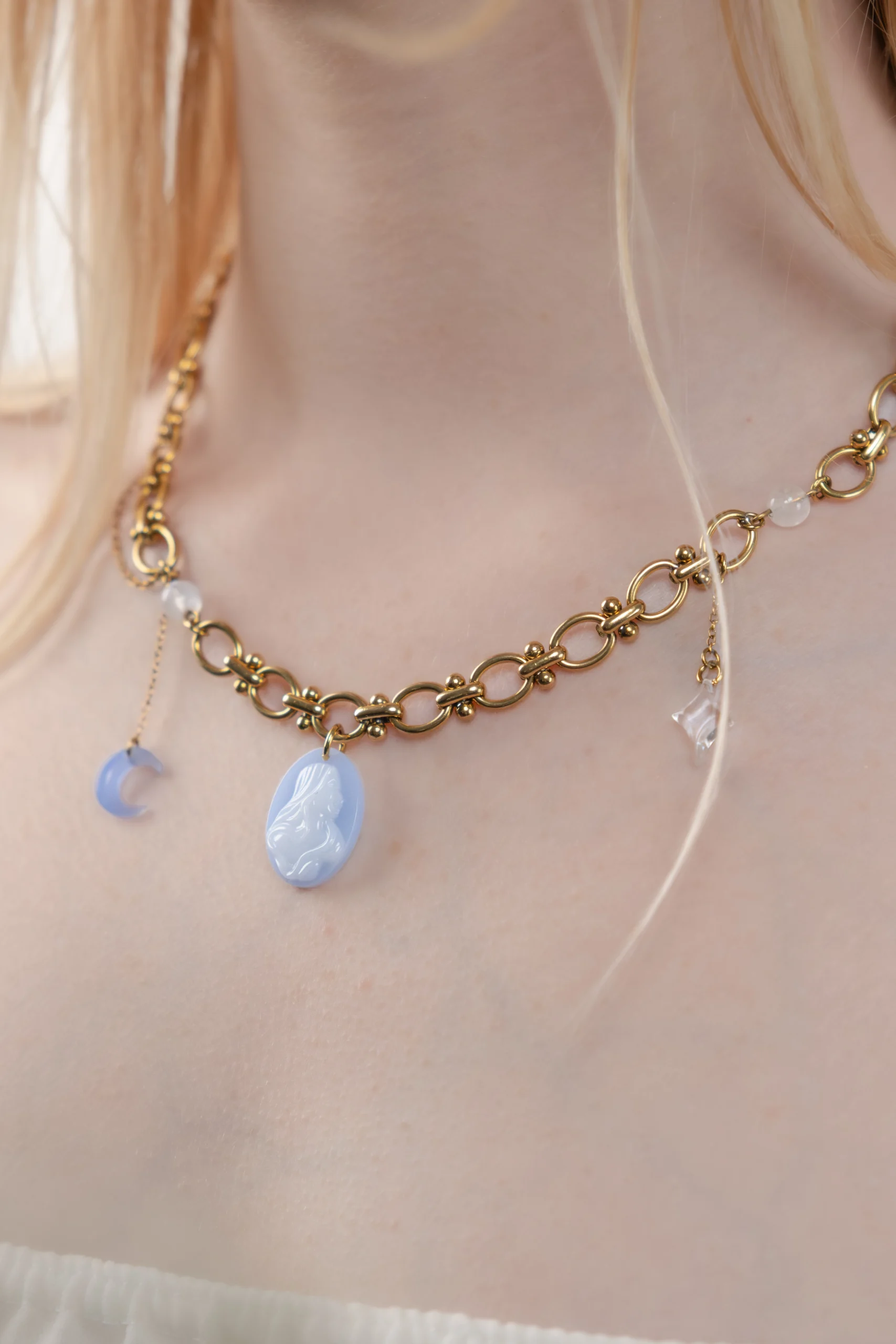 Collier asymétrique camée, lune, étoile tendance chaine en dentelle.