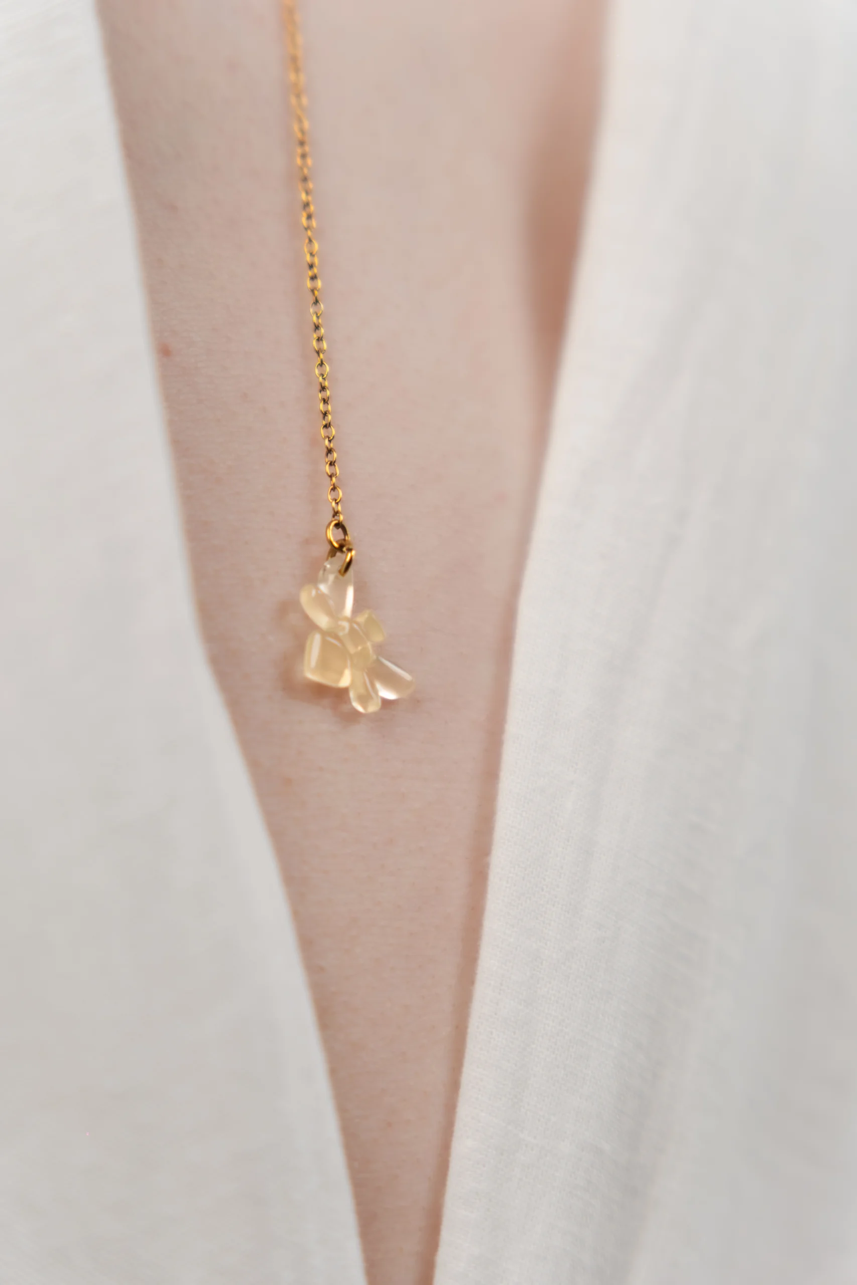 Charm abeille jaune translucide.