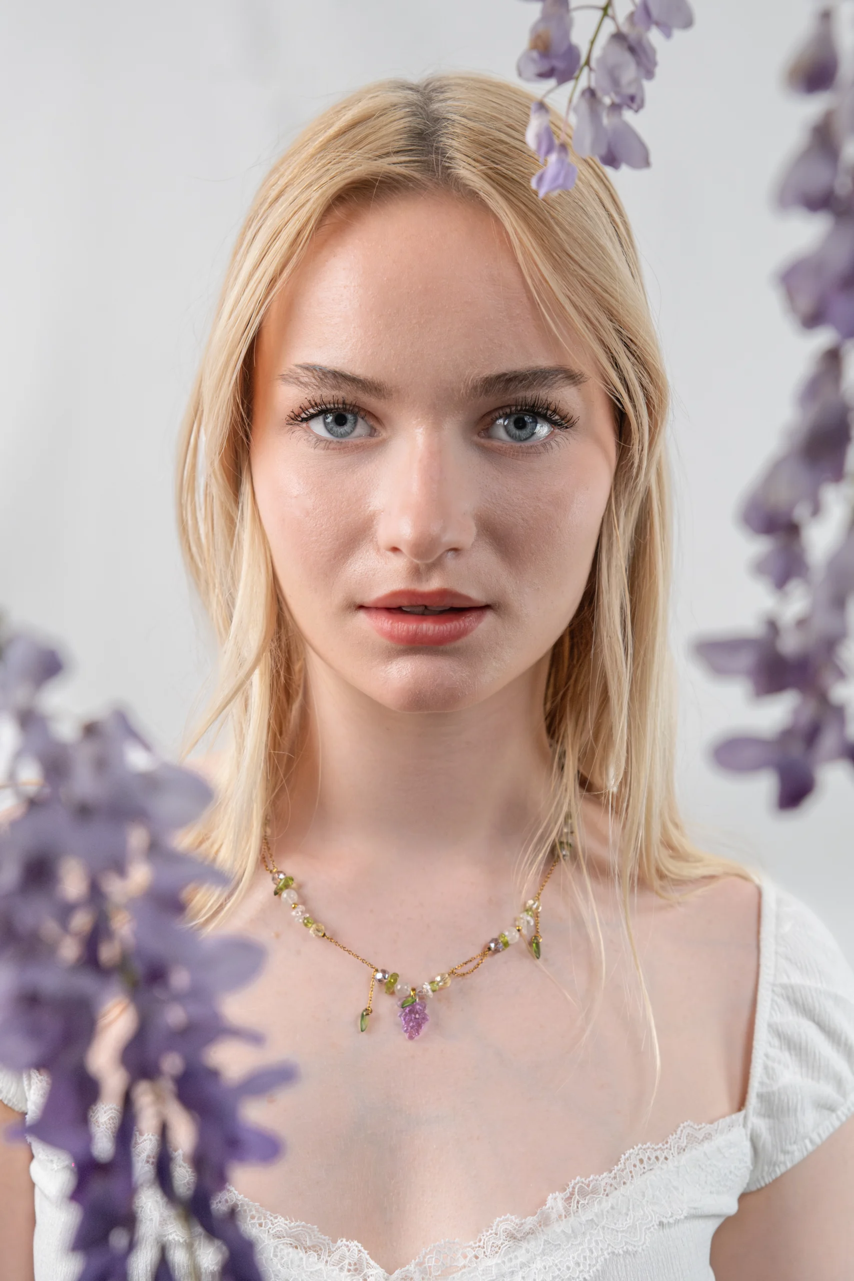 Collier asymétrique mix perles, pierres et chaîne. Collier aux couleurs captivantes. Charm raisin violet. Collier tendance.