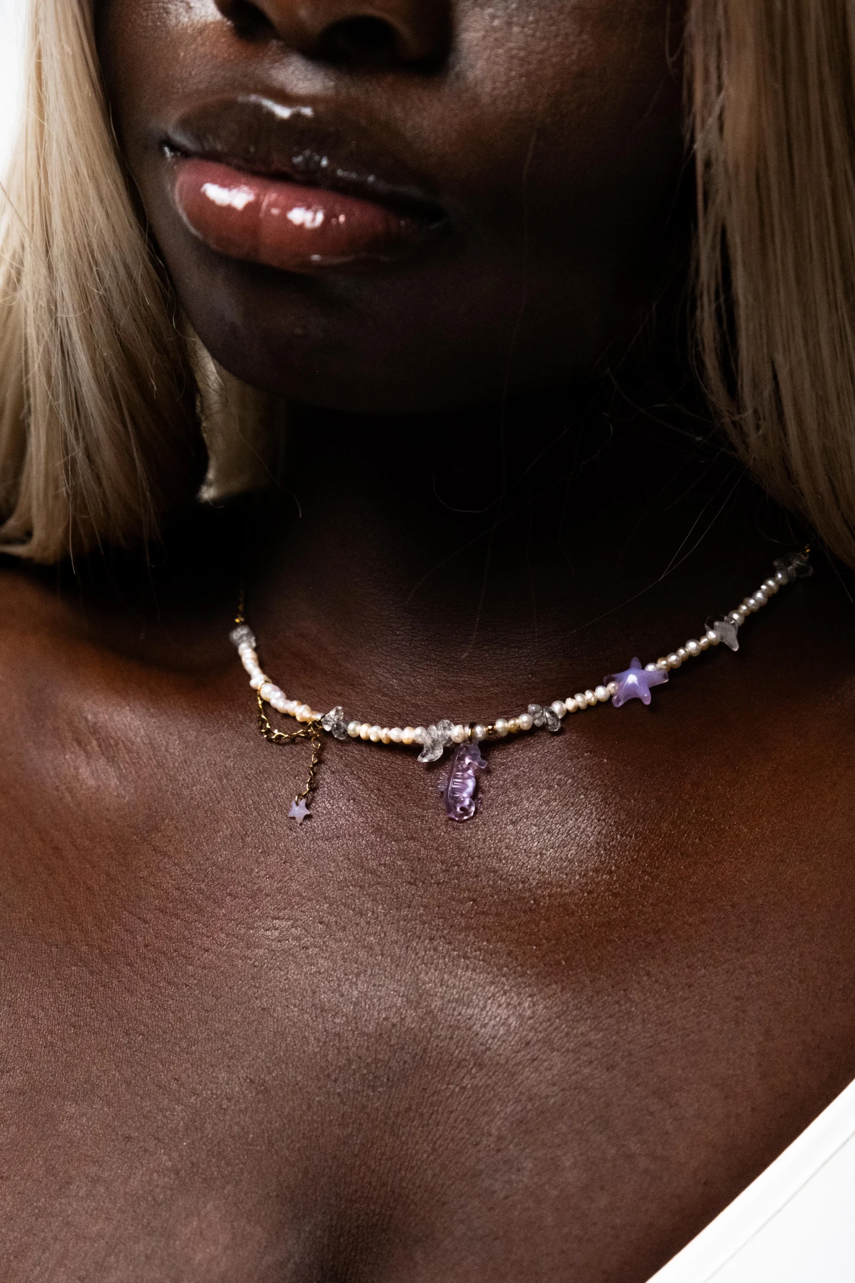 Collier Violet Tide doré porté
