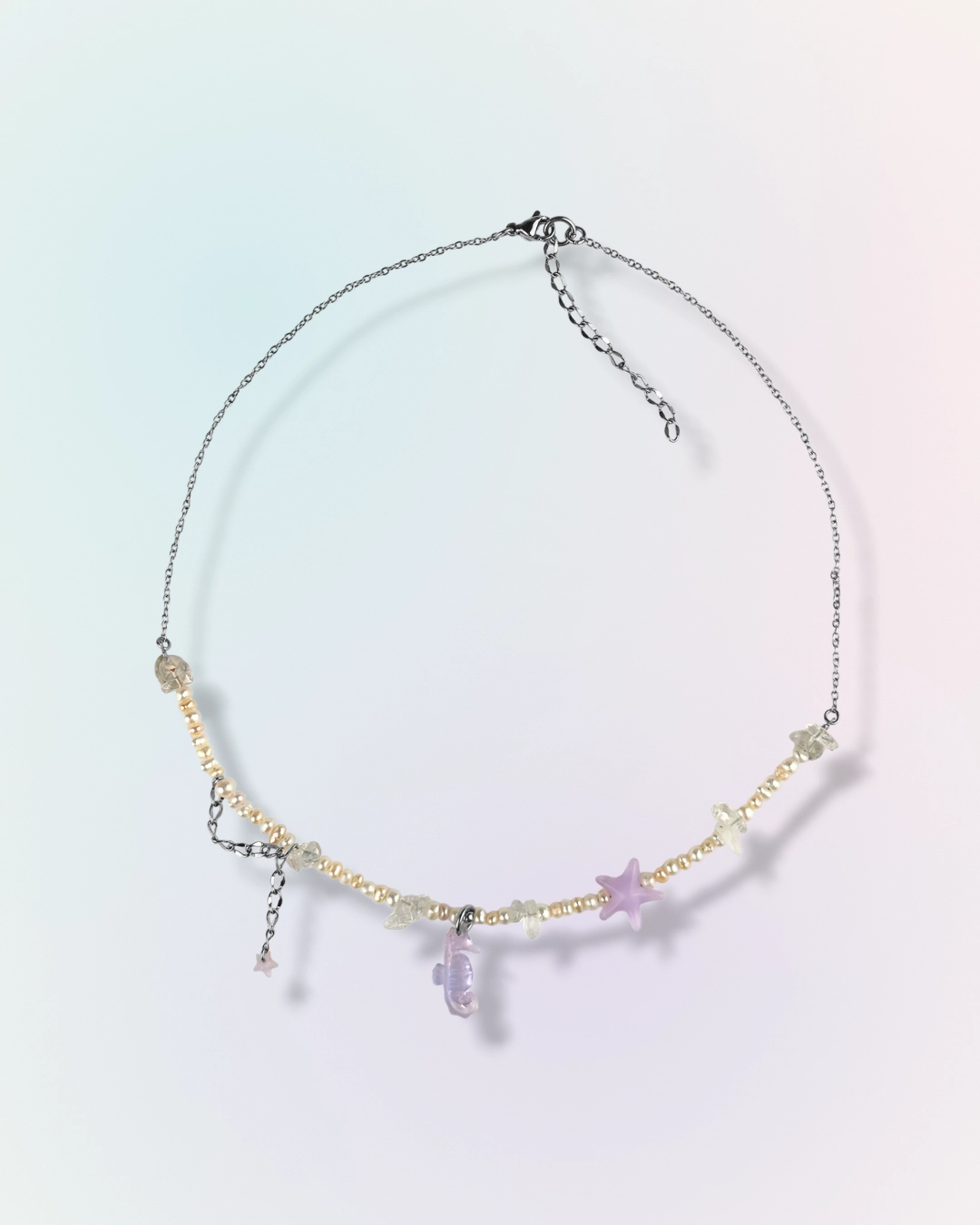 Collier Violet Tide en perles d'eau douce argenté avec breloques hippocampe, étoile de mer et perles naturelles violettes, collection Mermaid Odyssée Bijoux
