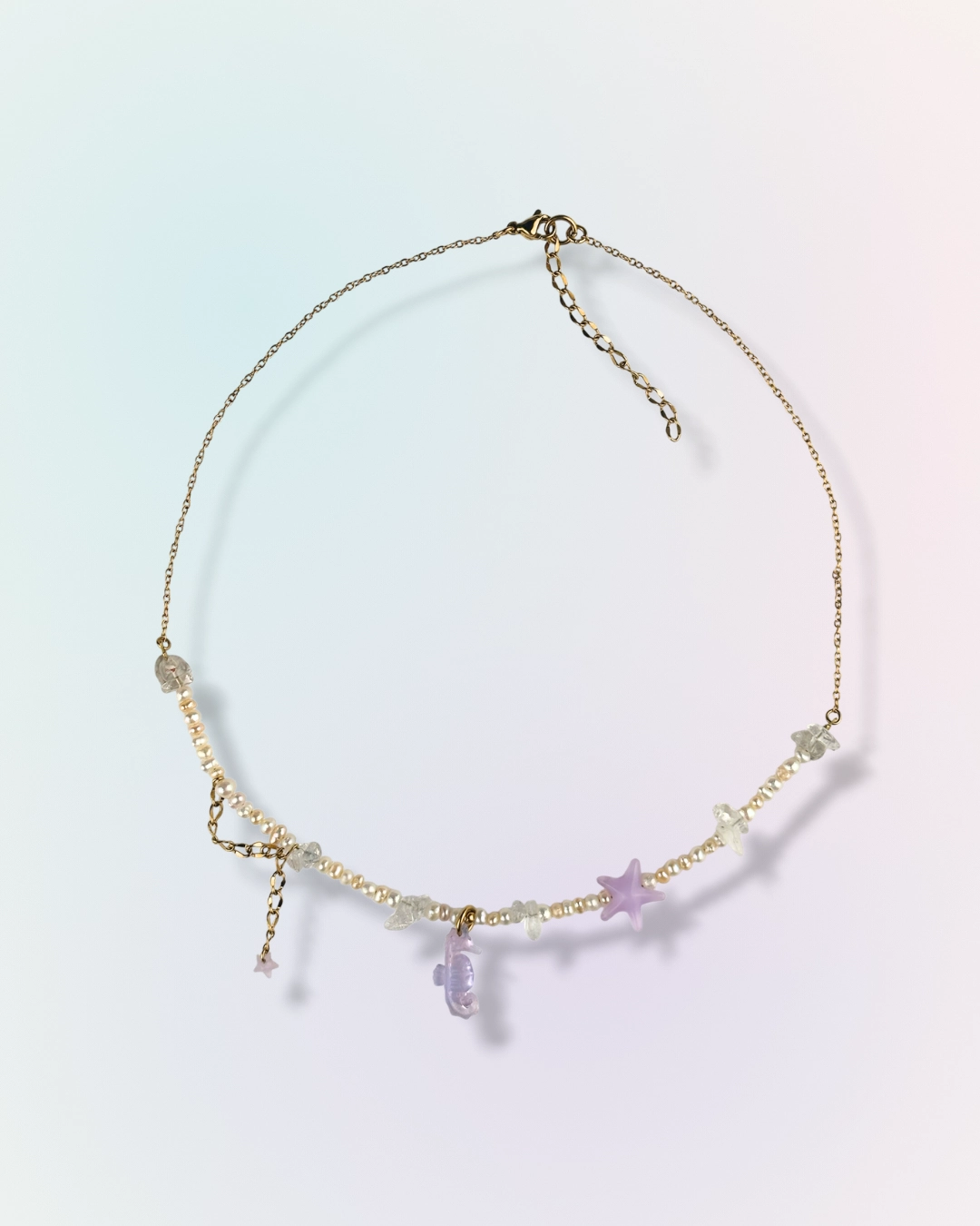 Collier Violet Tide en perles d'eau douce doré avec breloques hippocampe, étoile de mer et perles naturelles violettes, collection Mermaid Odyssée Bijoux