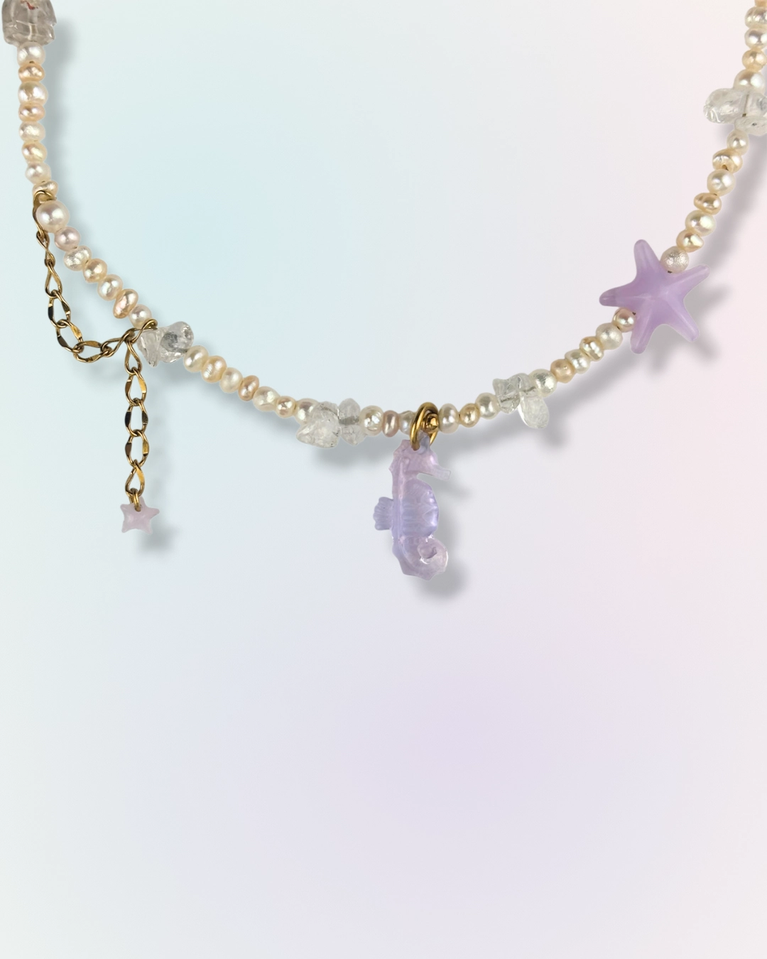 Collier Violet Tide en perles dorées avec breloques hippocampe, étoiles de mer et pierres naturelles violettes, collection Mermaid Odyssée Bijoux
