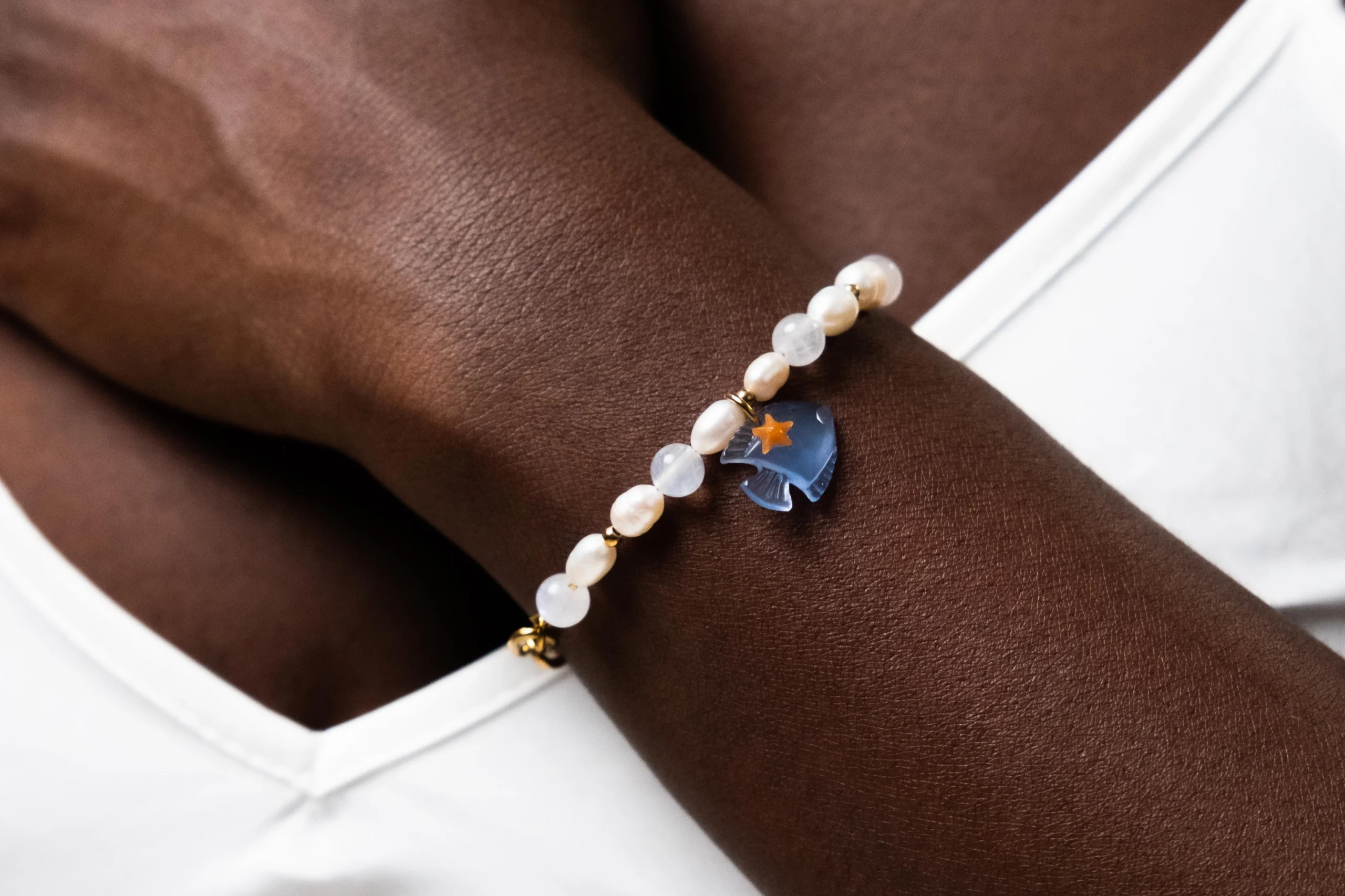 Bracelet Reef en maille dorée et perles avec pierres naturelles et charm poisson bleu, collection Mermaid Odyssée Bijoux